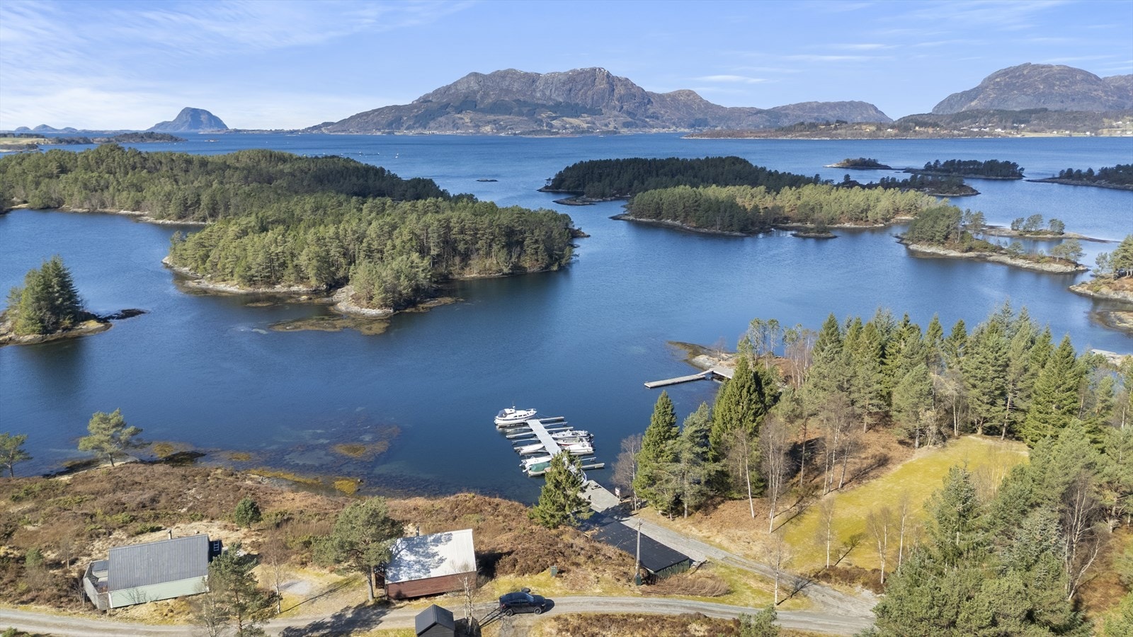Hytta ligg like ved fjorden kor det er tilgang til felles bryggjeanlegg, her ligg alt til rette for eit aktivt båt- og friluftsliv. Galleribilde