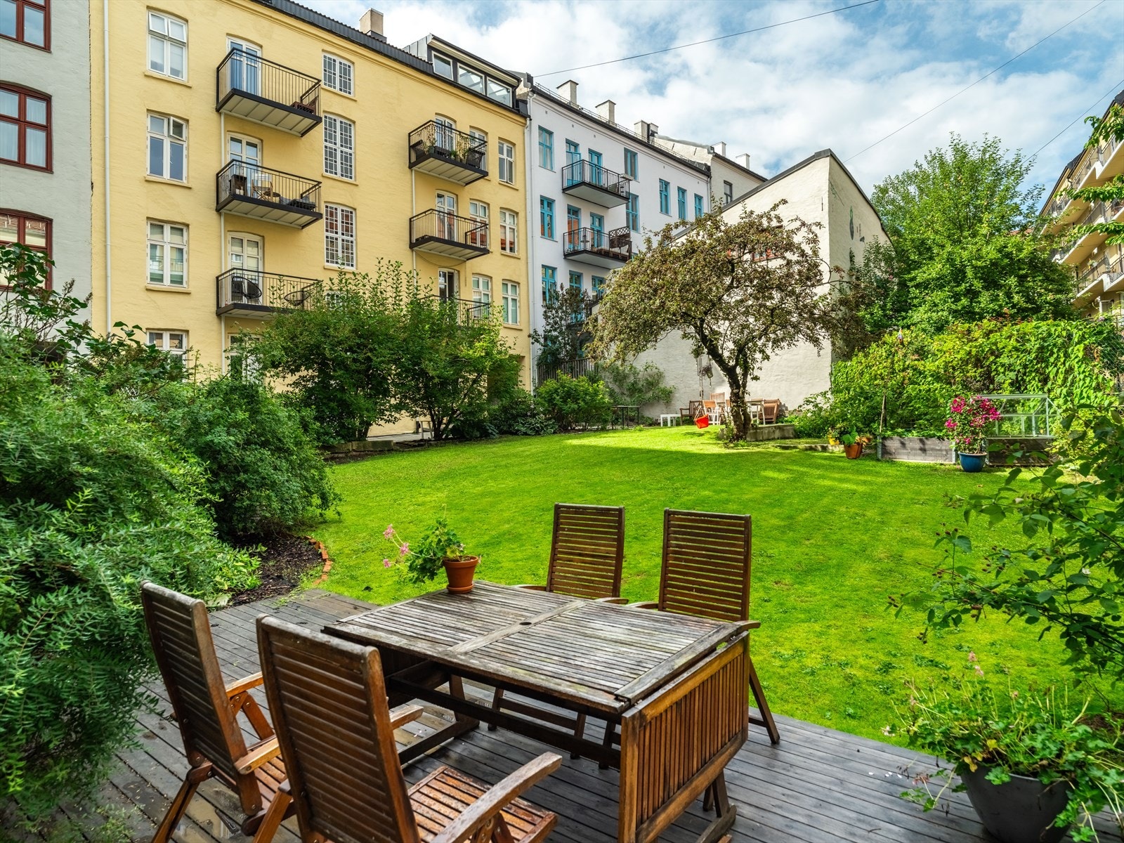 Bakgården er grønn og frodig på sommerstid. Galleribilde