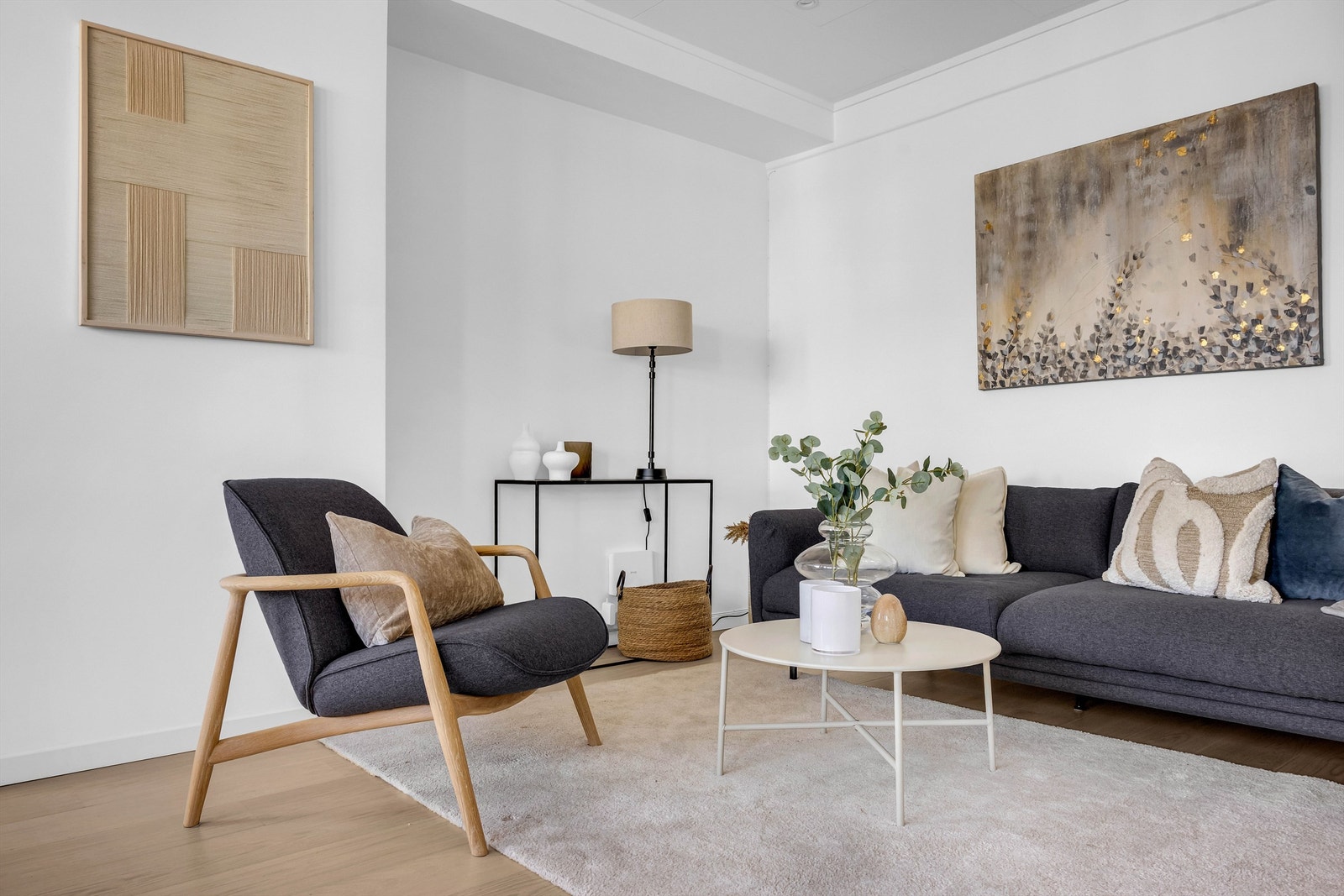 Det er god plass til stor sofaseksjon, stoler, bord og tilhørende mediemøblement. Galleribilde