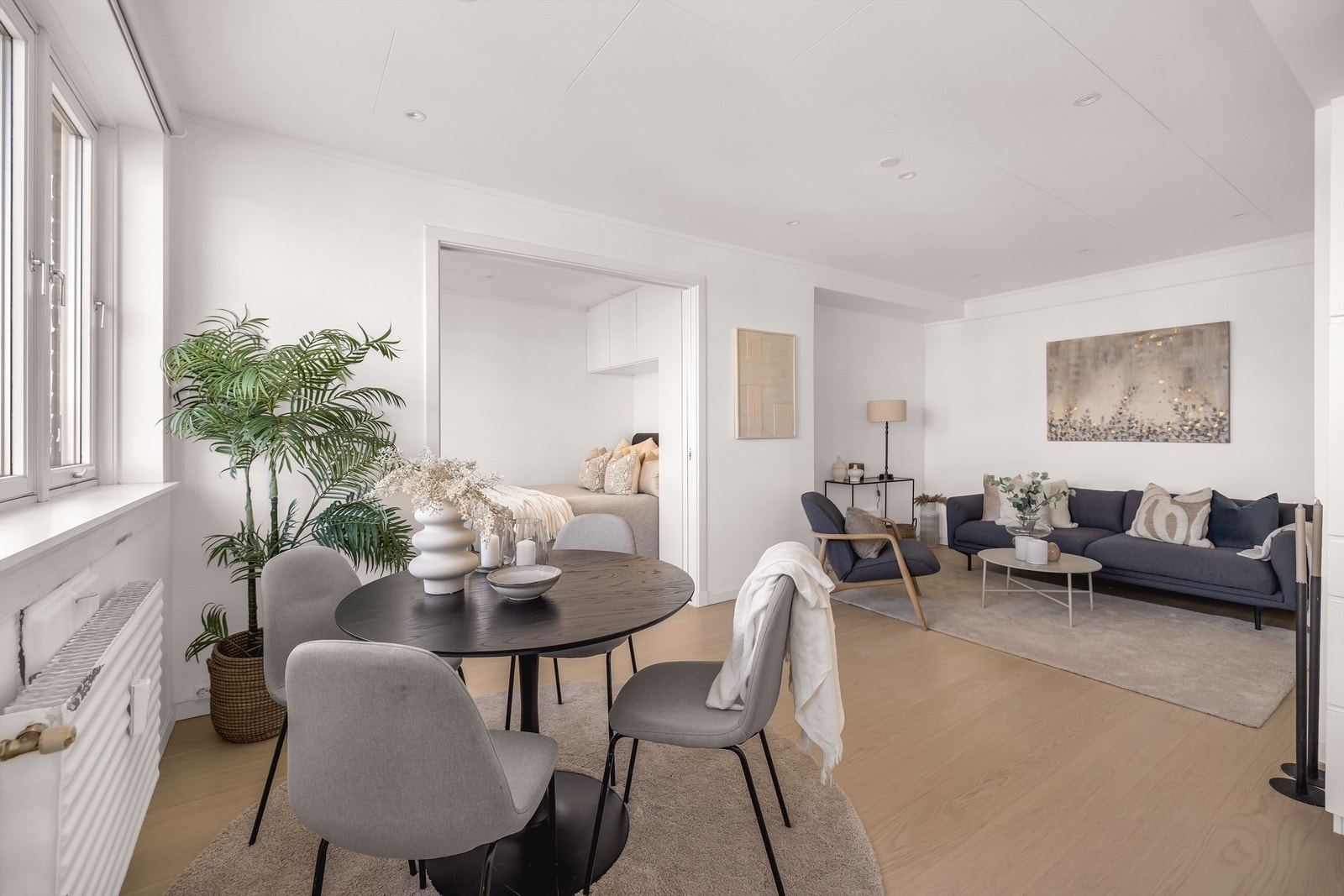 Leiligheten er tilknyttet felles varmtvann/fjernvarme, med vannbåren varme til radiatorer. A-konto oppvarming er inkludert i fellesutgiftene. Galleribilde