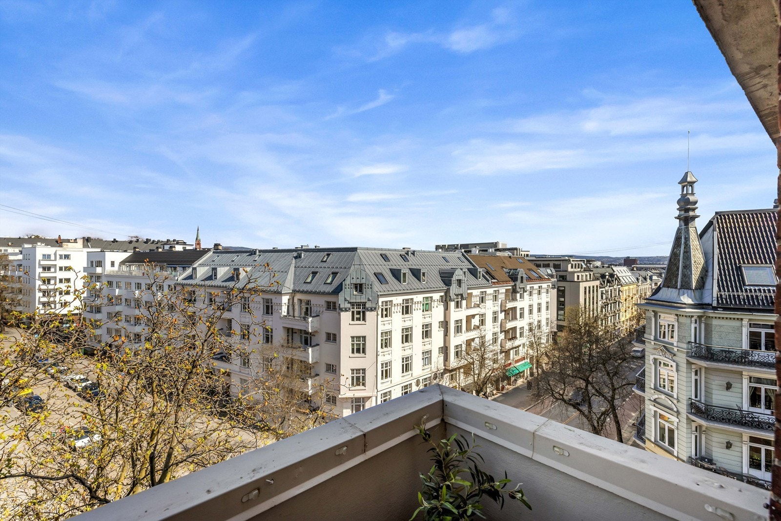 Balkongen er nordvendt og i følge er selger er det sol på balkongen fra morgen til kl. 12:00-13:00 på sommerstid. Galleribilde