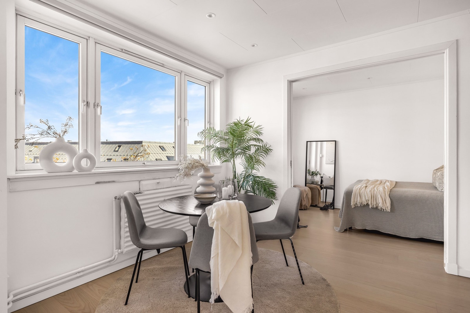 Naturlig plass til spisebord ved det store vinduet. Galleribilde