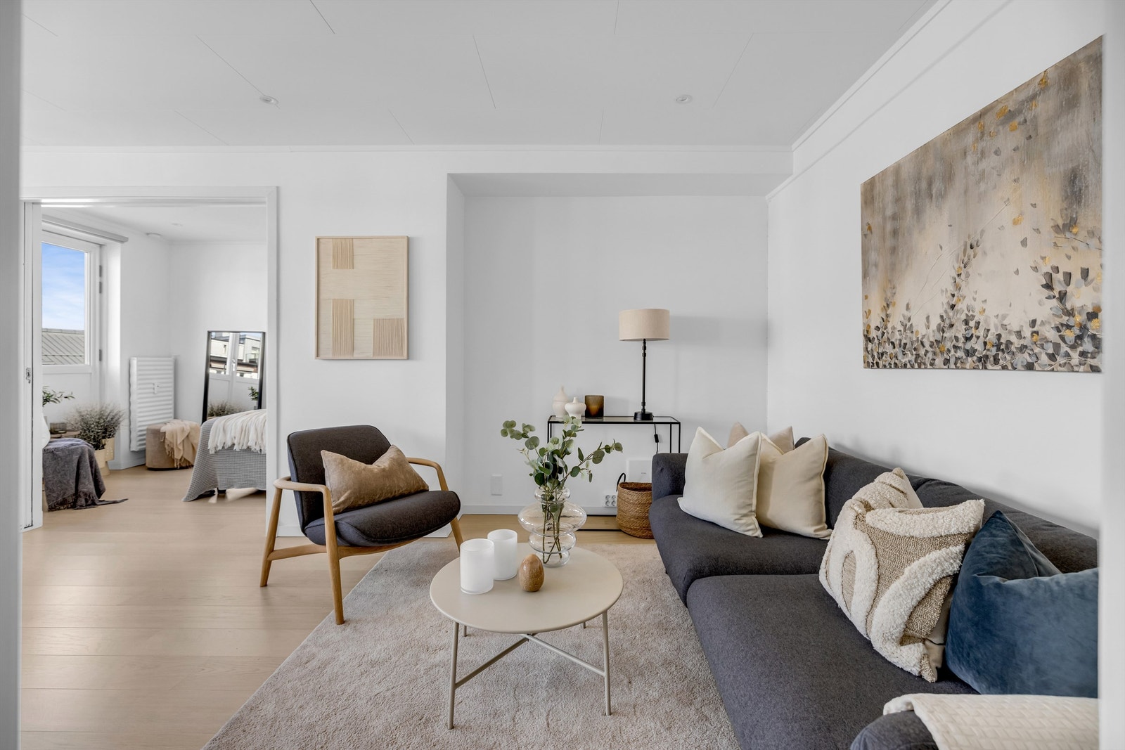 Overflatene er malt i en nøytral fargetone, og på gulvet er det lagt parkett. Galleribilde