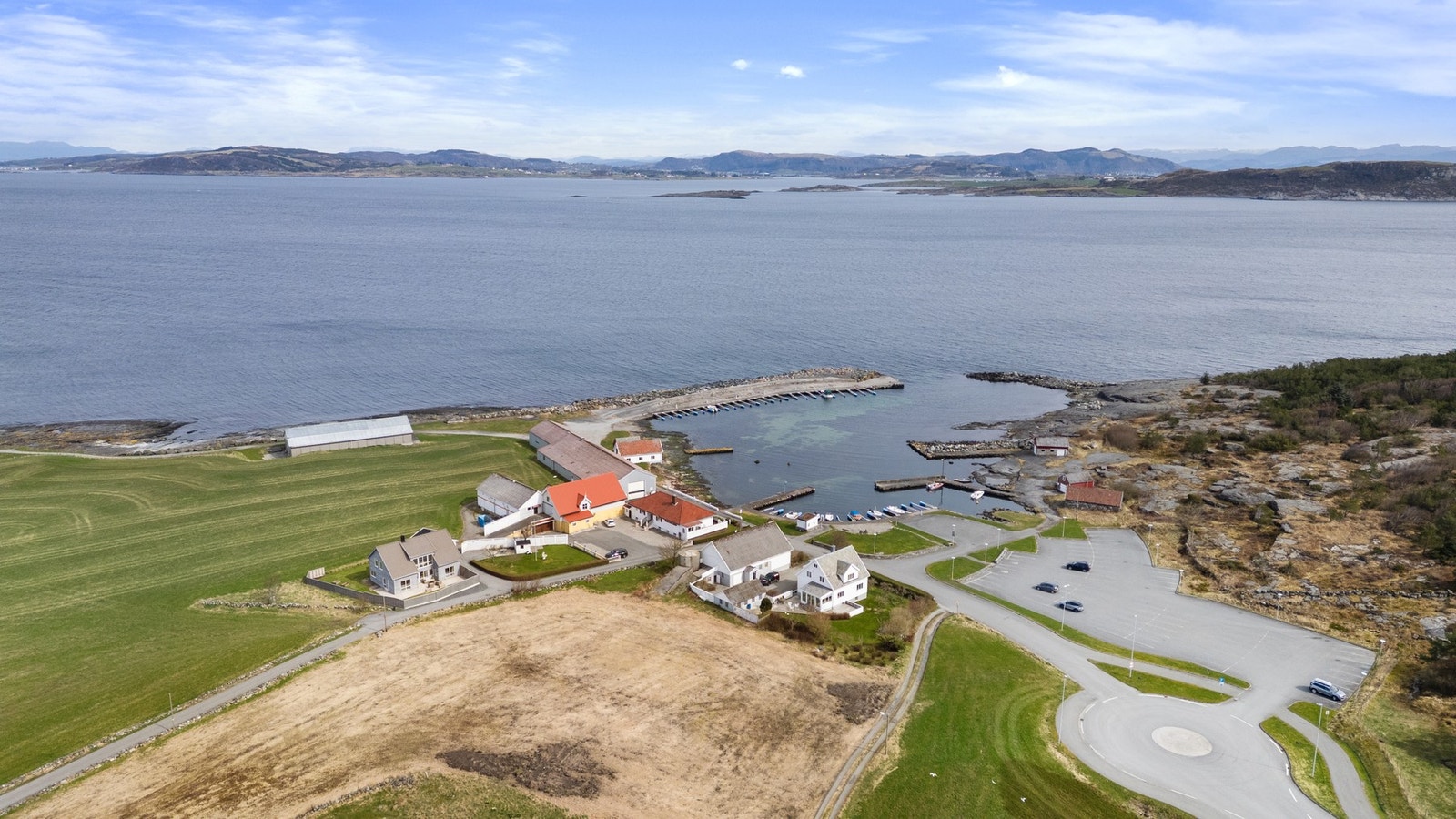 Ca 5 minutters kjøretur til barnehage, skole og dagligvarebutikk. Galleribilde