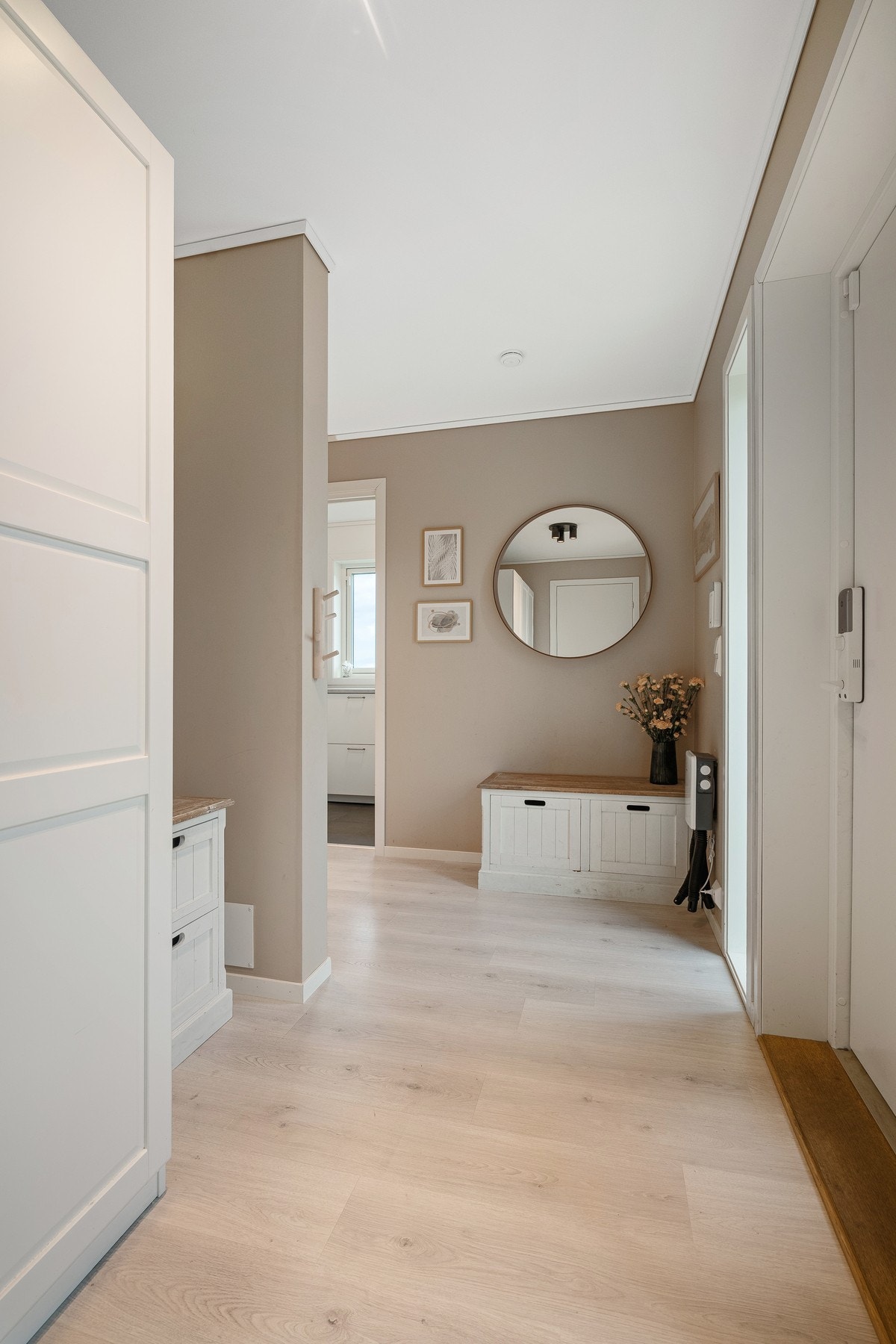 Lys og innbydende entré med god plass til å henge fra seg yttertøy. Galleribilde