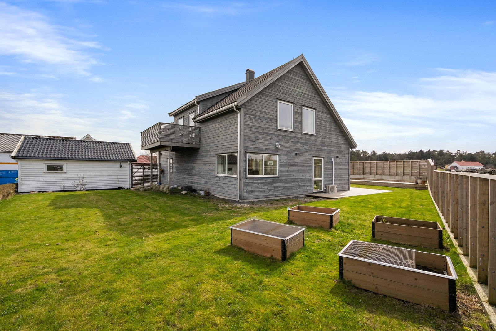 Uteområdet er pent opparbeidet med terrasse, hage og diverse beplantning. Galleribilde