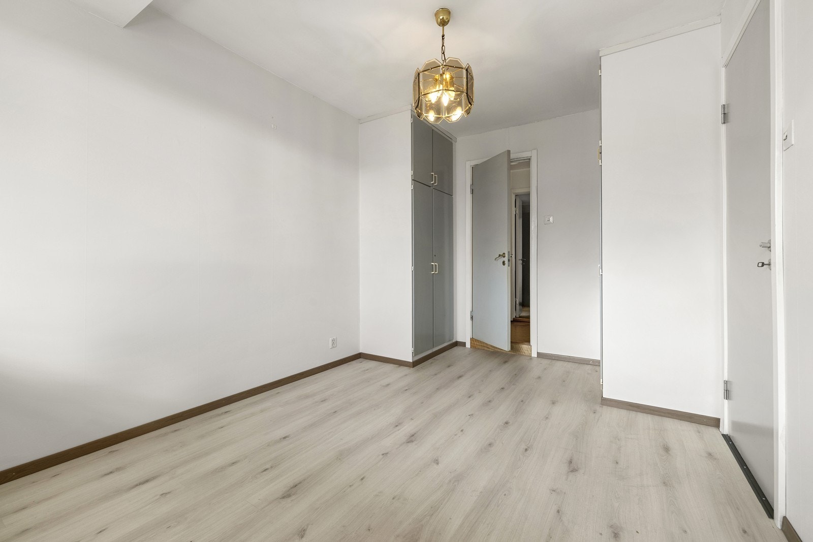 Rommet har laminat på gulvet og malte overflater. Galleribilde