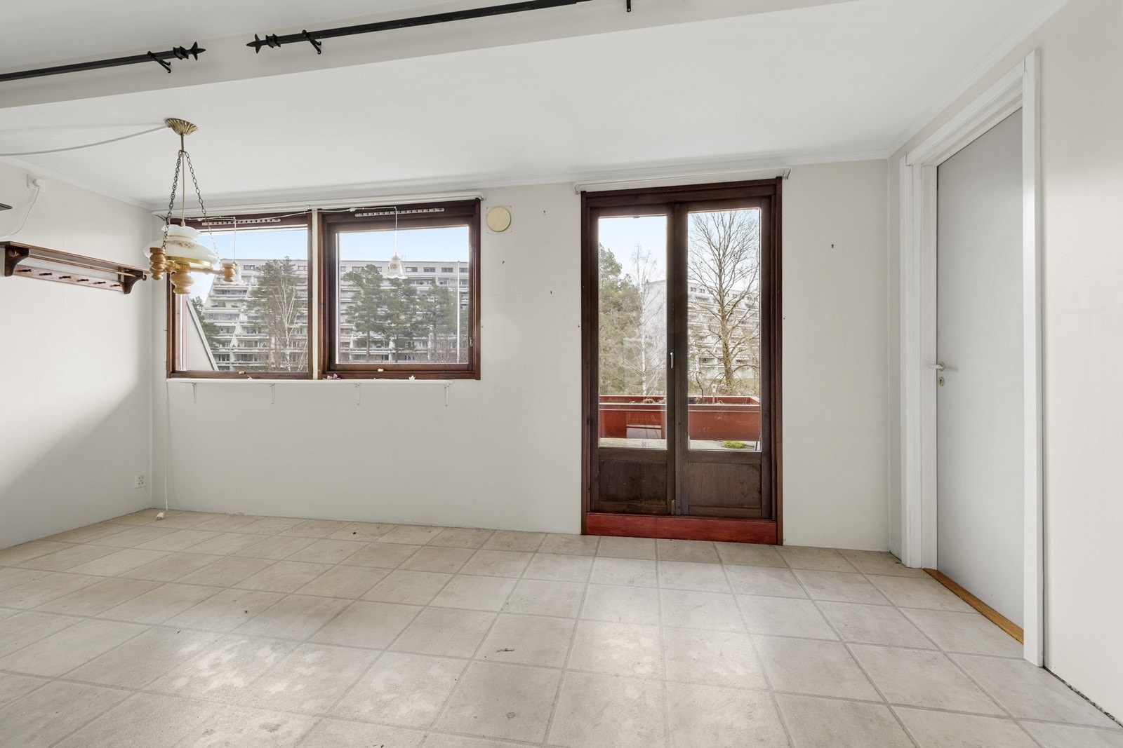 Spiseplassen ved kjøkkenet har direkte utgang til den østvendte balkongen på 14 m² Galleribilde