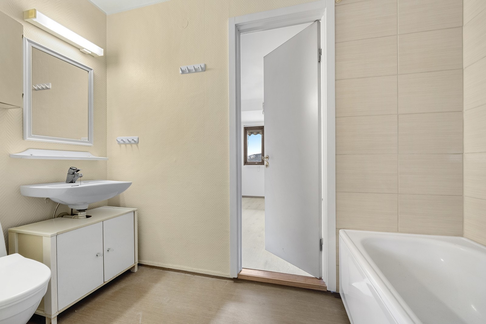 Leiligheten har to bad. Hovedbadet er fra byggeåret og utstyrt med badekar, servant med underskap og toalett. Galleribilde
