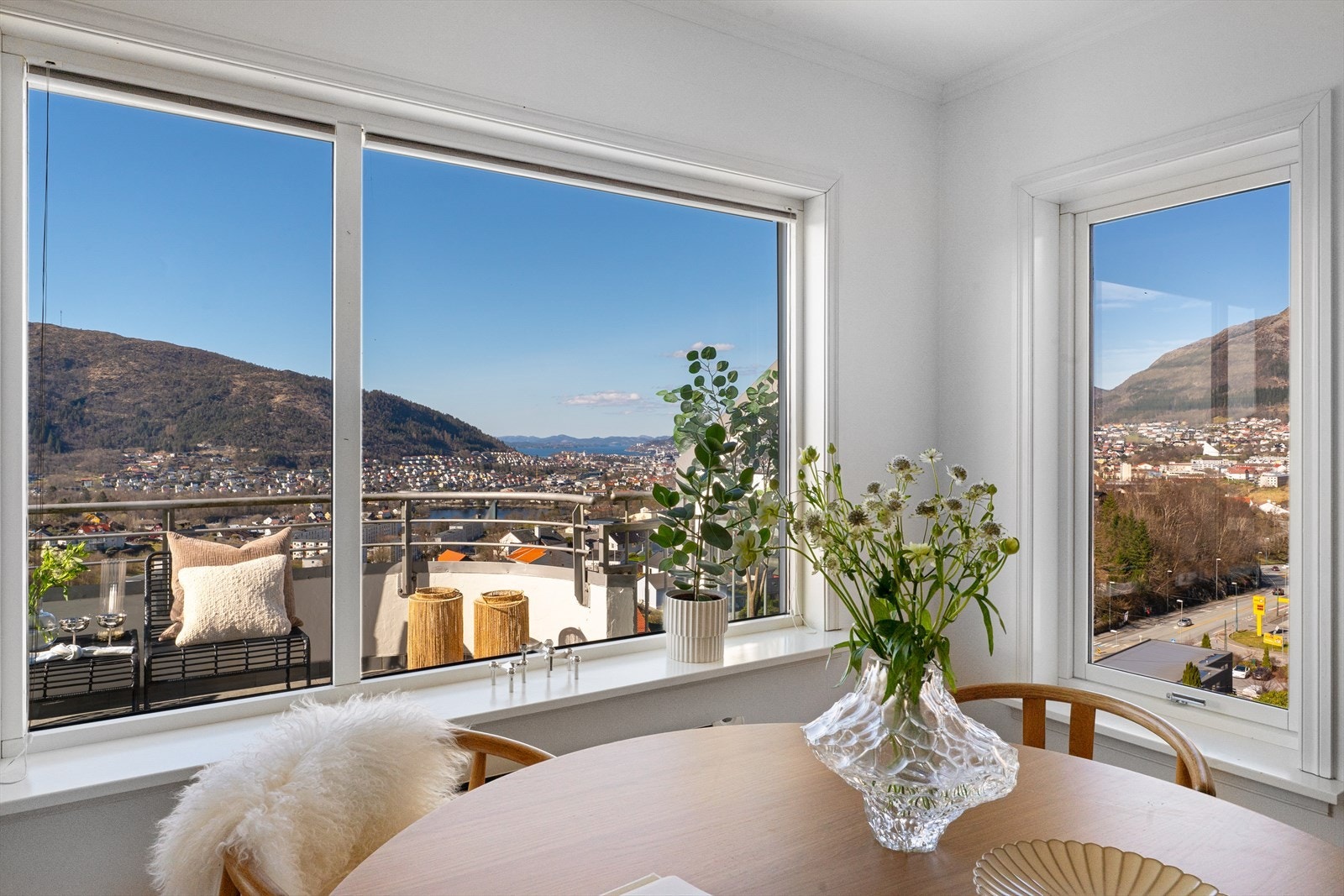 Fra spisestuen har du en nydelig utsikt over Bergen by. Galleribilde