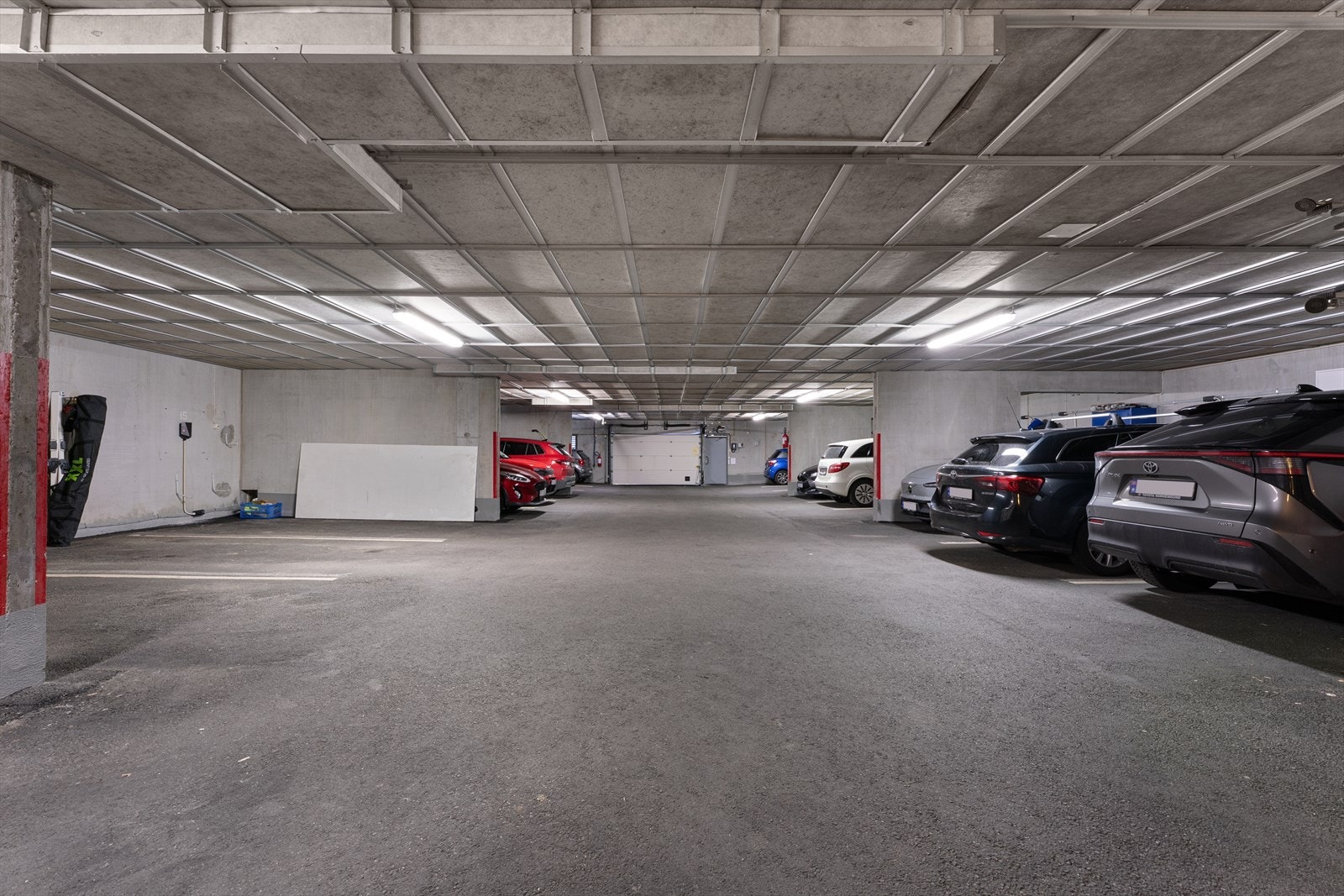Det er fast parkeringsplass i garasje. Galleribilde