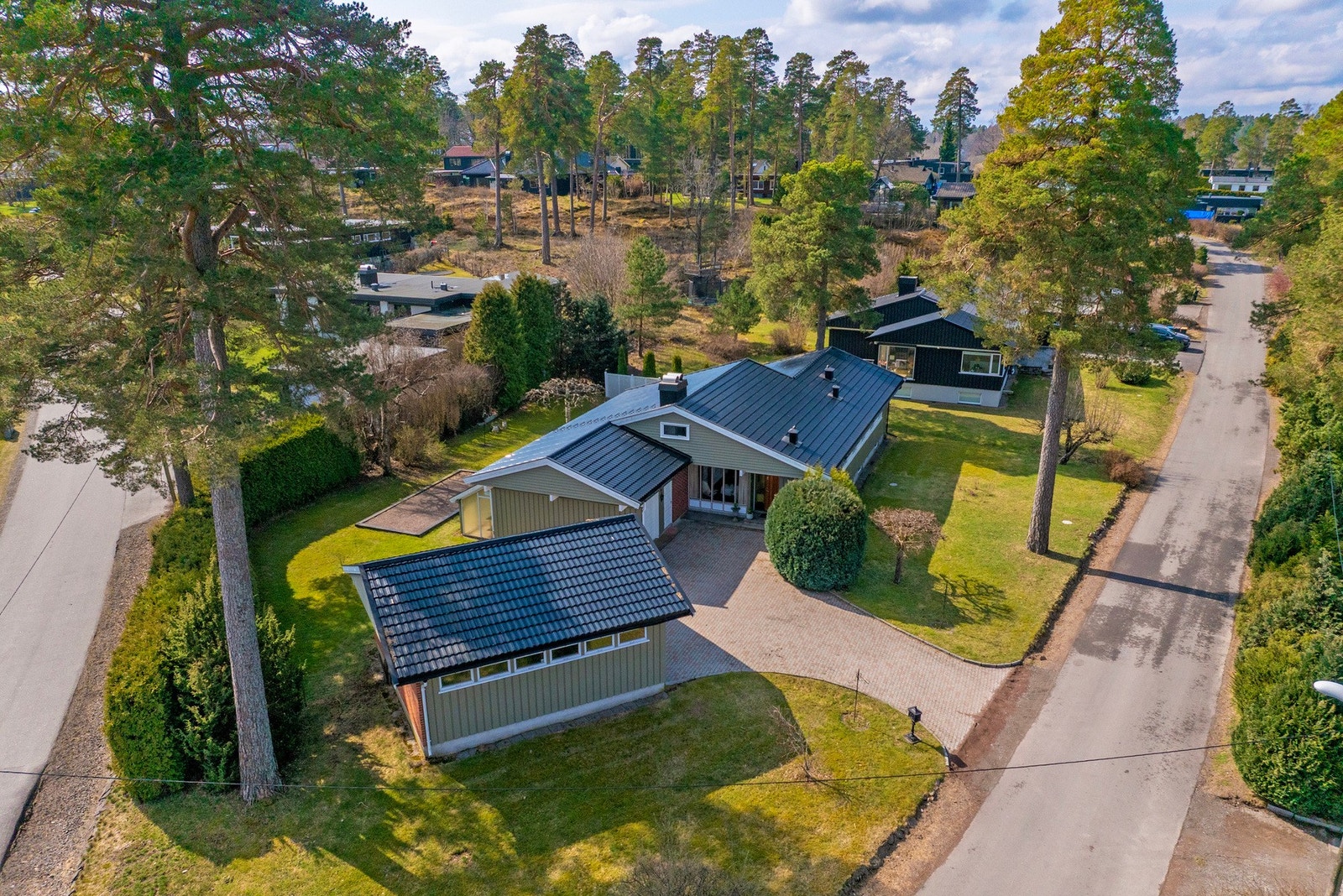 Flott eiendom med nærhet til strand, båthavn, skole og flotte naturområder. Galleribilde