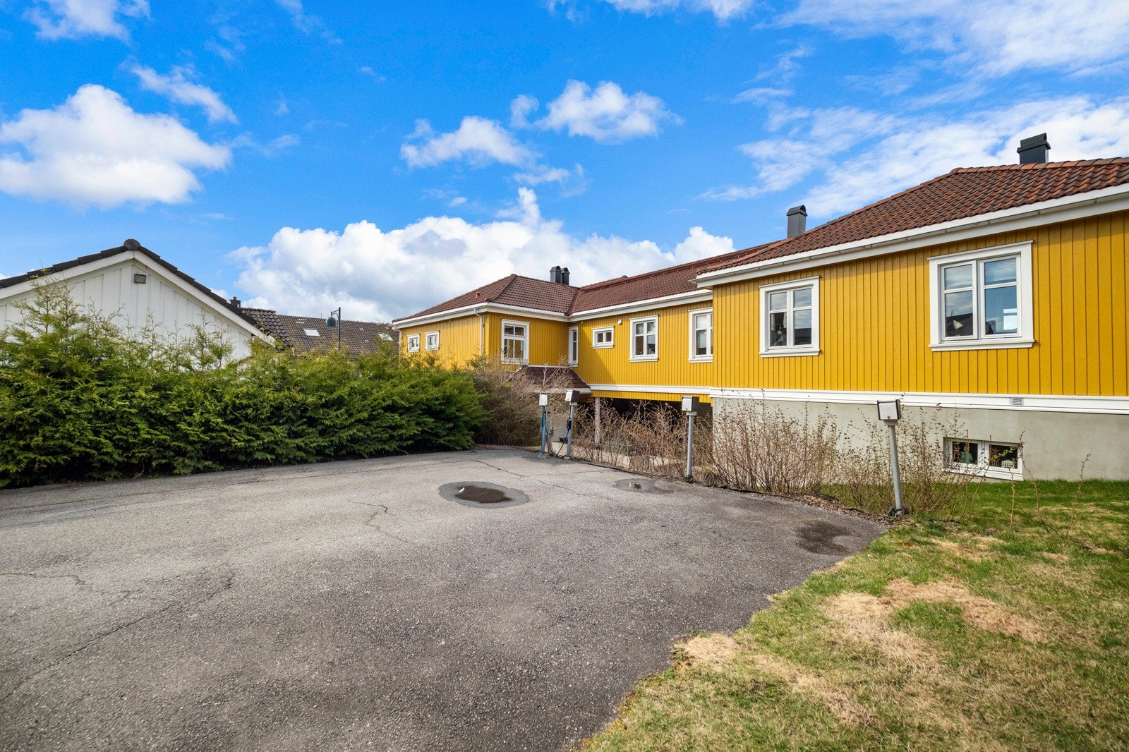 Parkeringsplass medfølger leiligheten. Galleribilde