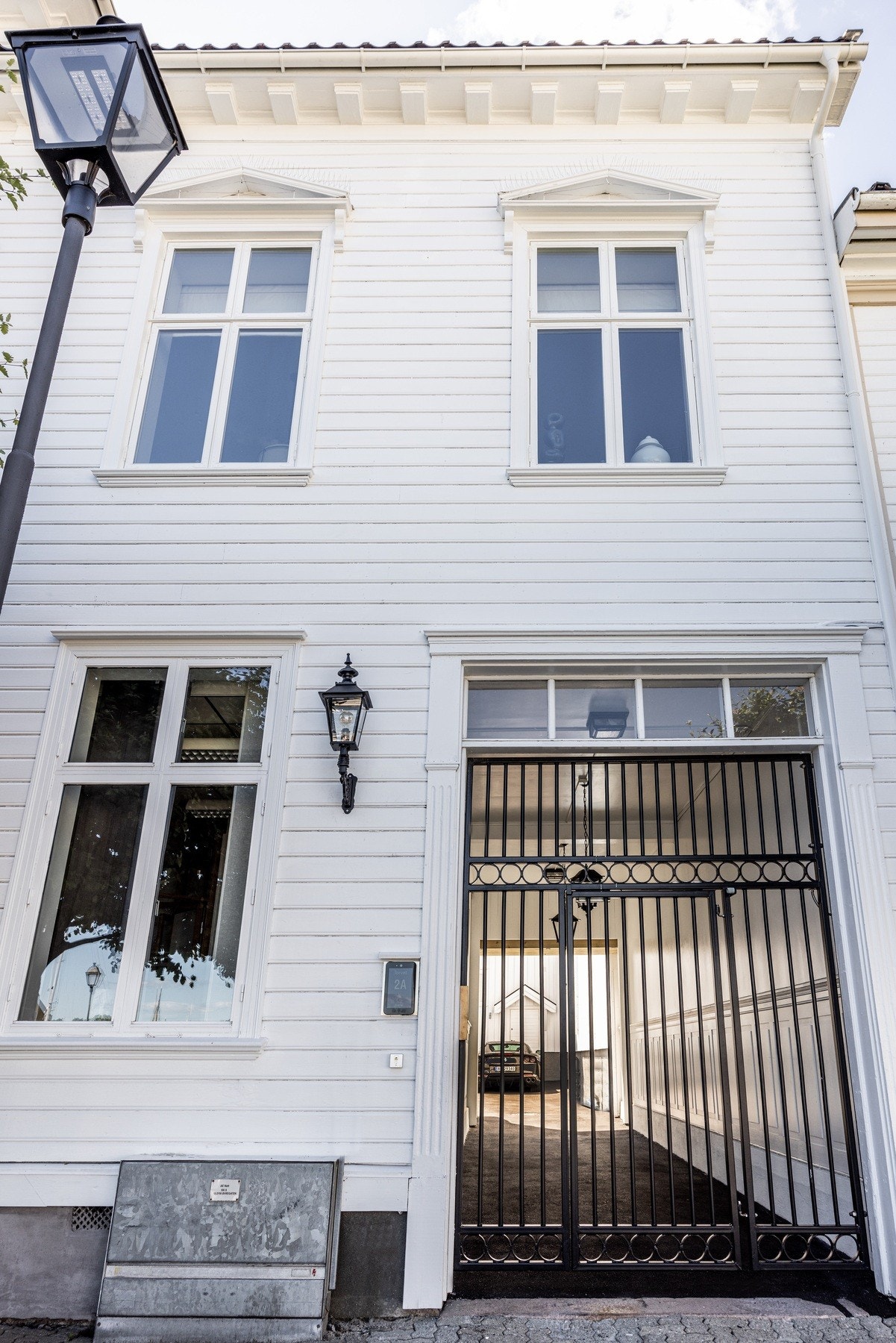 Klassisk fasade med portrom - en eiendom som må oppleves på visning. Galleribilde
