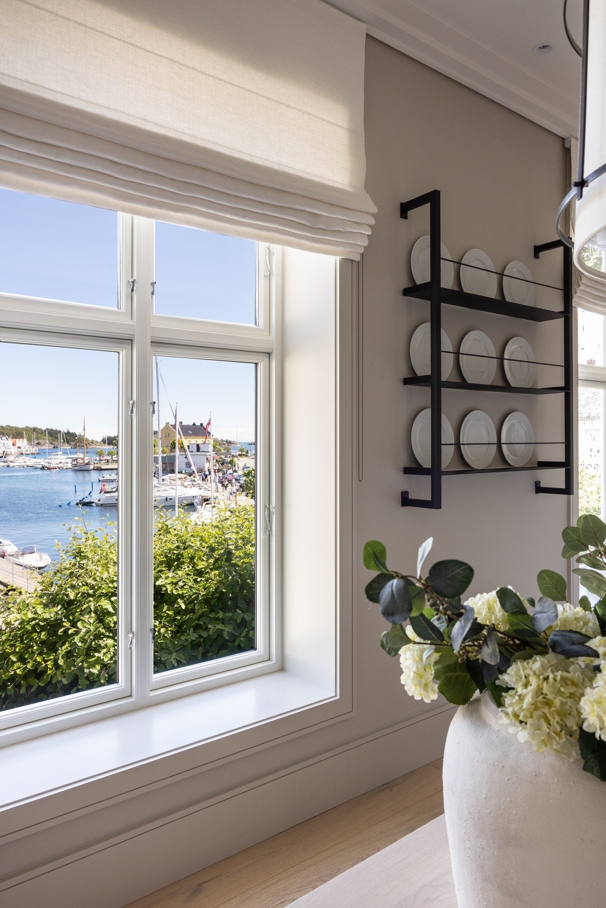 Fra spisebordet man nyte et flott utsyn mot havnen og følge det levende båtlivet Galleribilde
