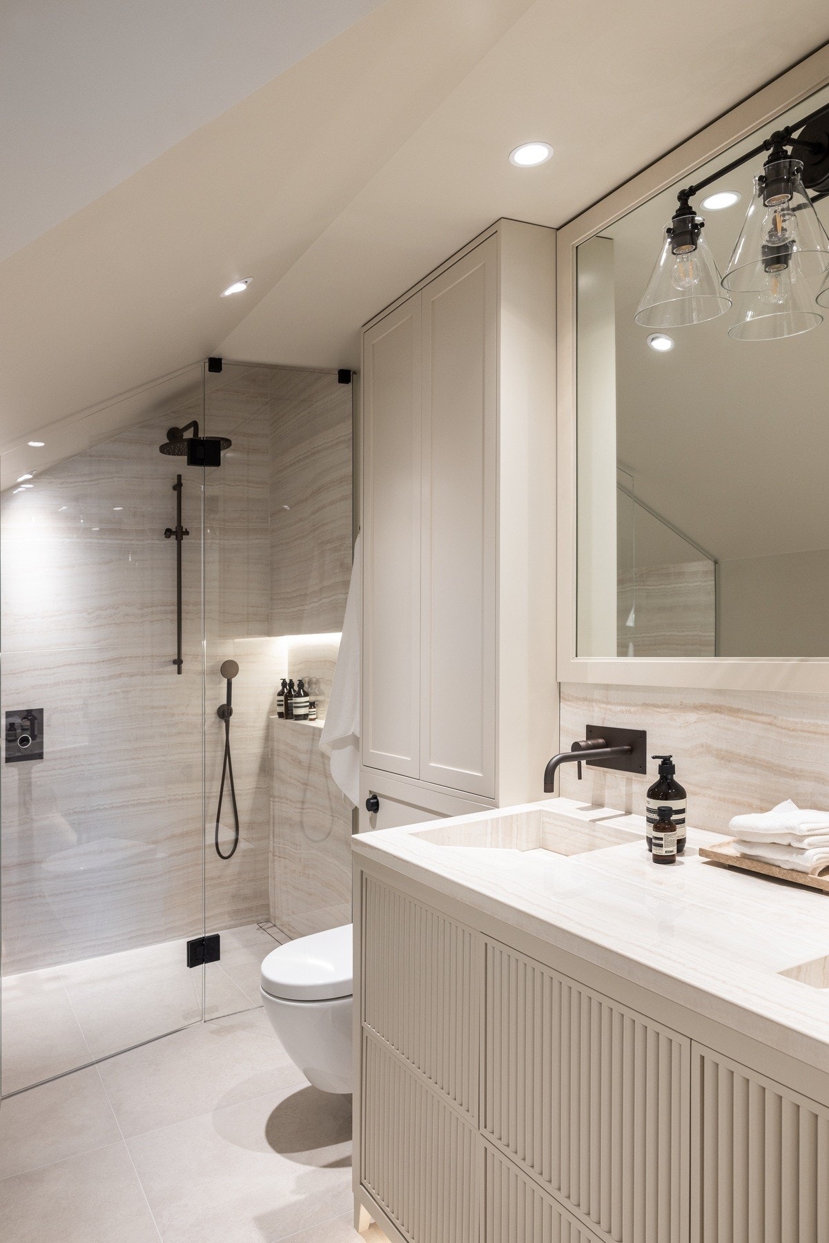 Elegant hovedbad tilknyttet mastersoverommet. Badet har romslige dusjer med spesialtilpassede glassvegger fra Duscolux og integrerte armaturer fra Tapwell. Galleribilde
