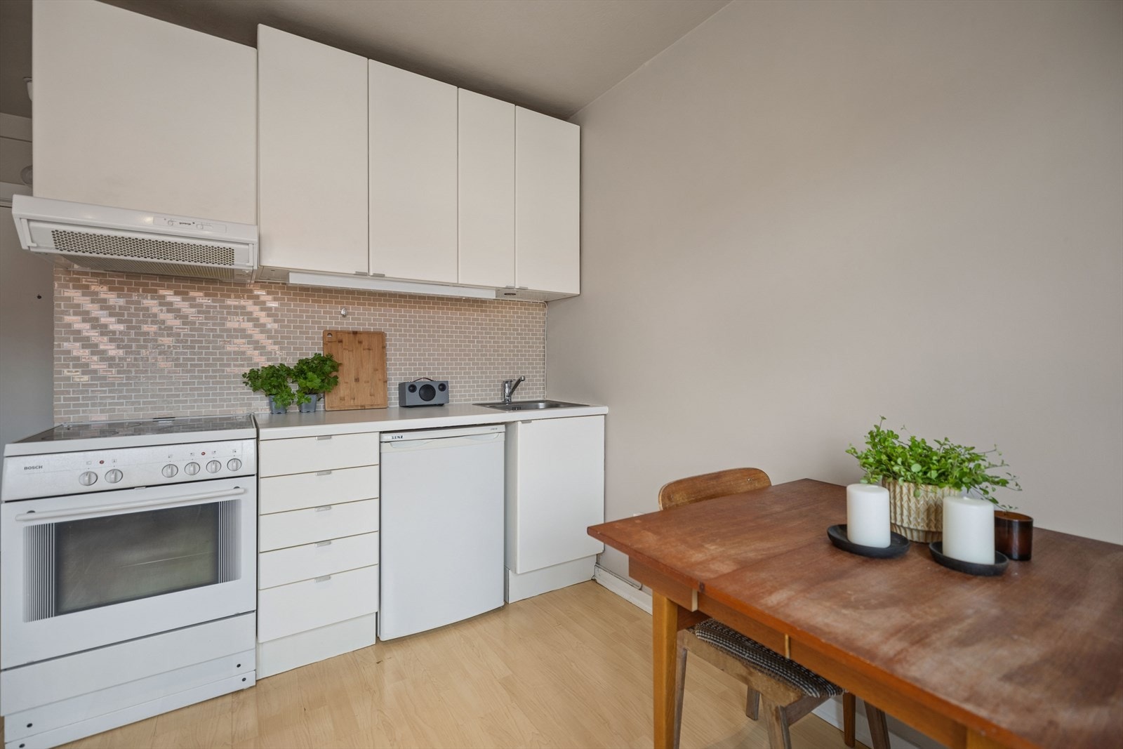 Oversiktsbilde som viser sammenhengen mellom kokeområde og spiseplass i det gjennomtenkte rommet. Galleribilde