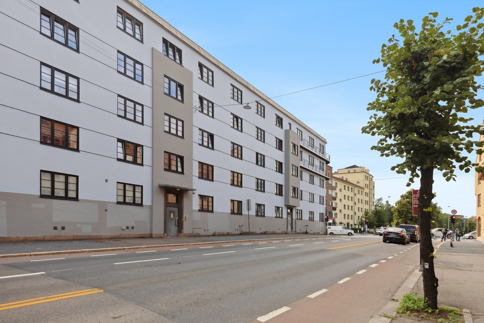 I nærområdet finner man alt man trenger i hverdagen - kollektivtransport rett utenfor døren, matbutikker, kafeer og restauranter. Galleribilde