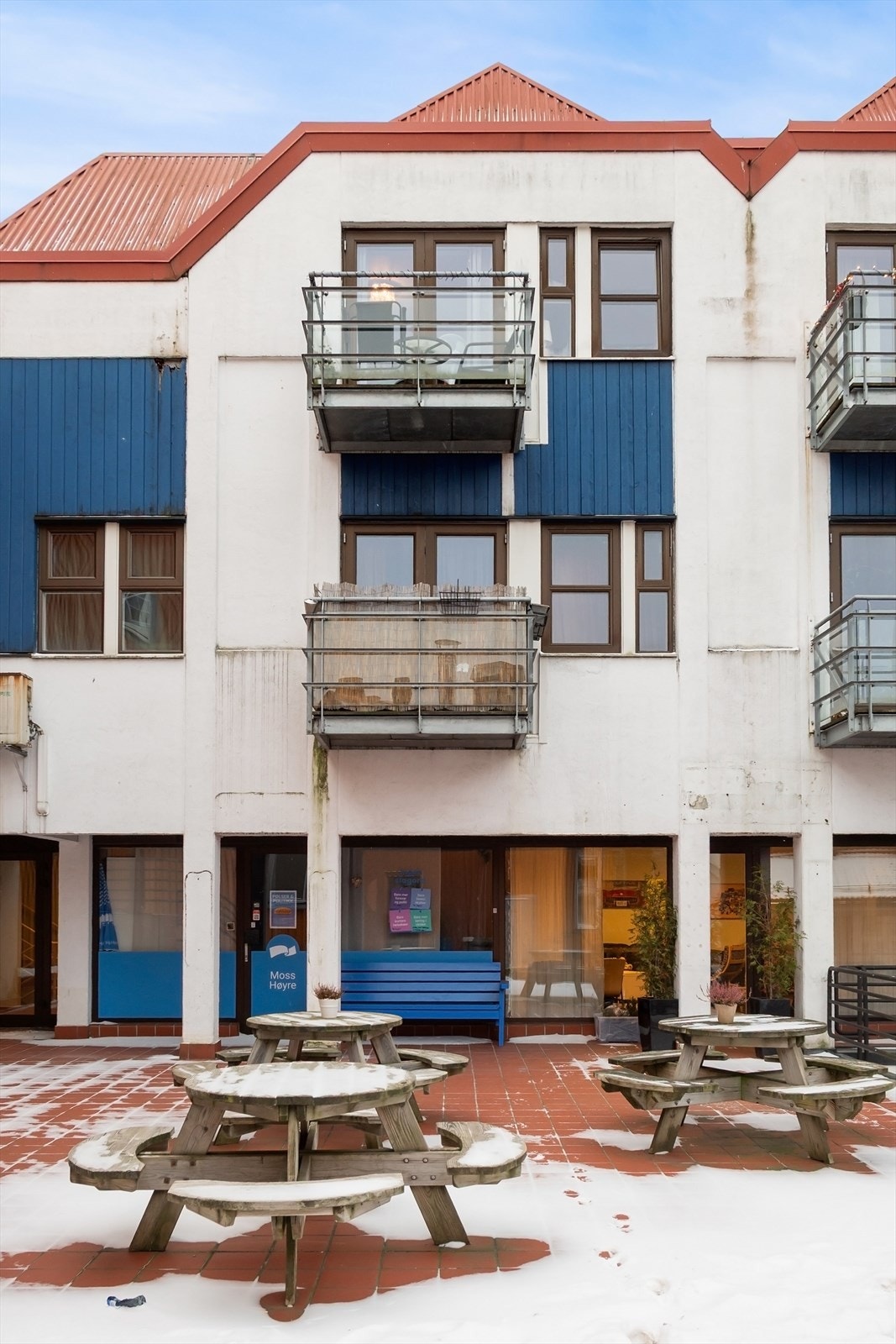 Bygget er opprinnelig oppført i 1985, og ble senere omgjort fra kontor til boliger i 2007. Galleribilde
