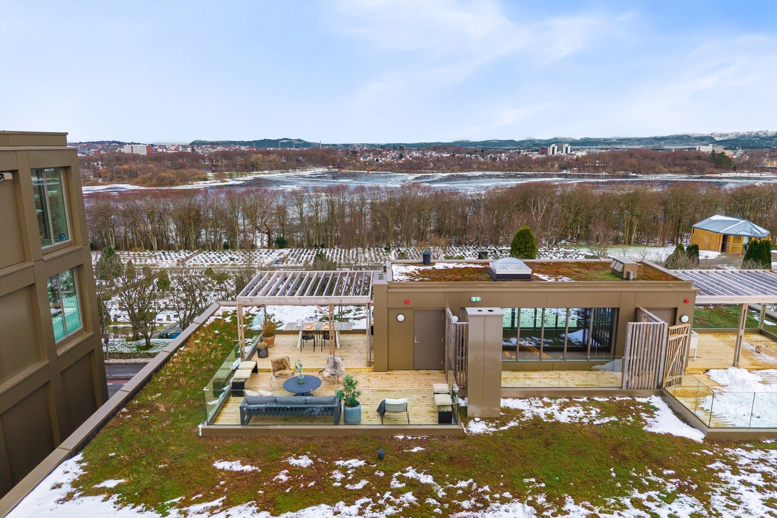 Dan Chruickshank presenterer: Eksklusiv, gjennomgående toppleilighet på 150kvm med 40kvm takterrasse. Formidabel utsikt og strålende solforhold. 2 P-plasser. (Foto: Stian Dirdal.) Galleribilde