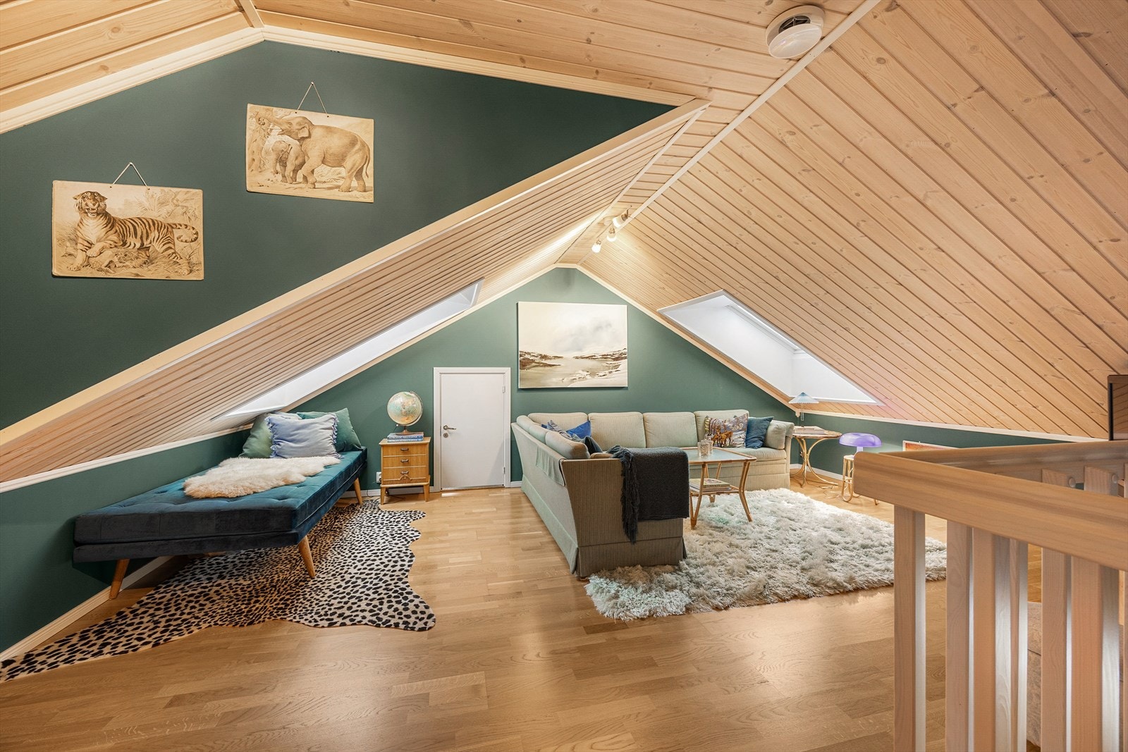 Hyggelig loftstue med gode lysforhold og mye gulvplass. Galleribilde