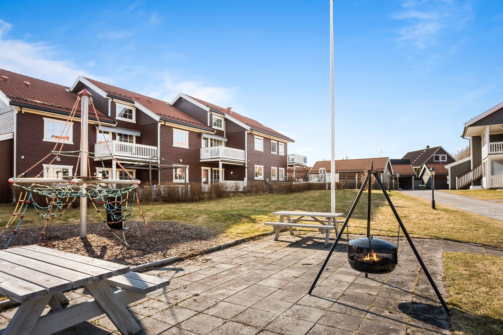 Nabolaget beskrives som trygt og rolig, med lite støy. Galleribilde
