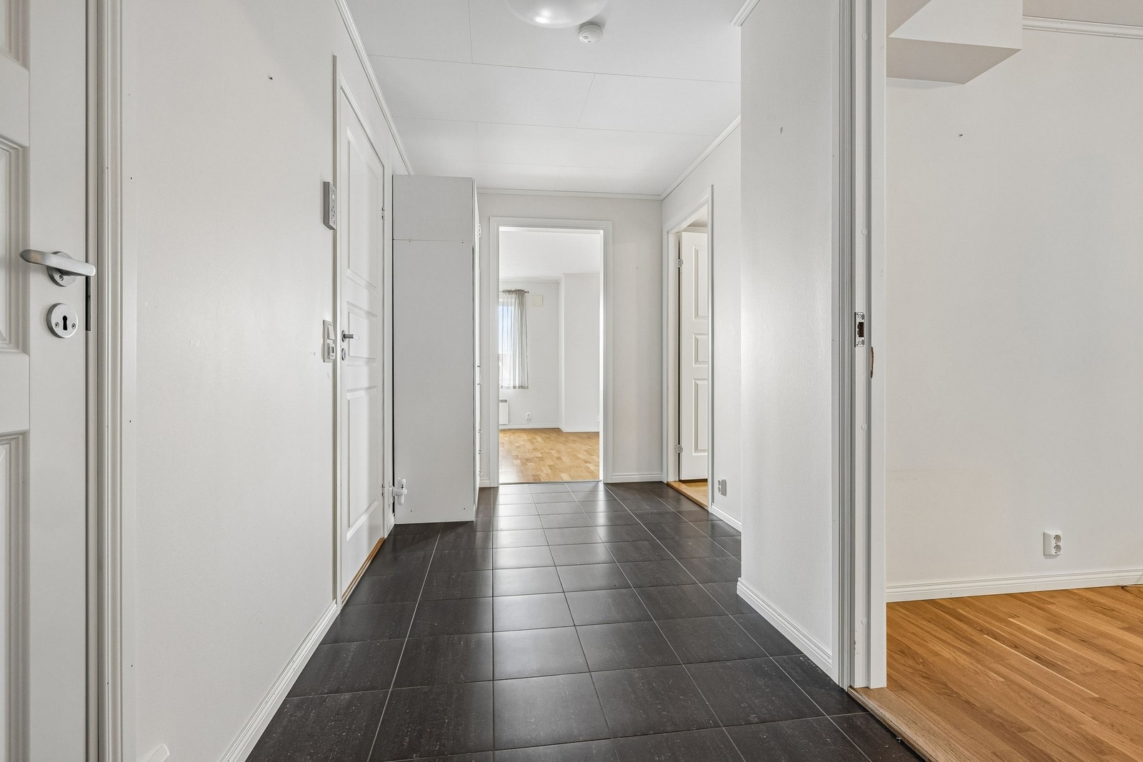 Varmekabler i flisgulv. Galleribilde