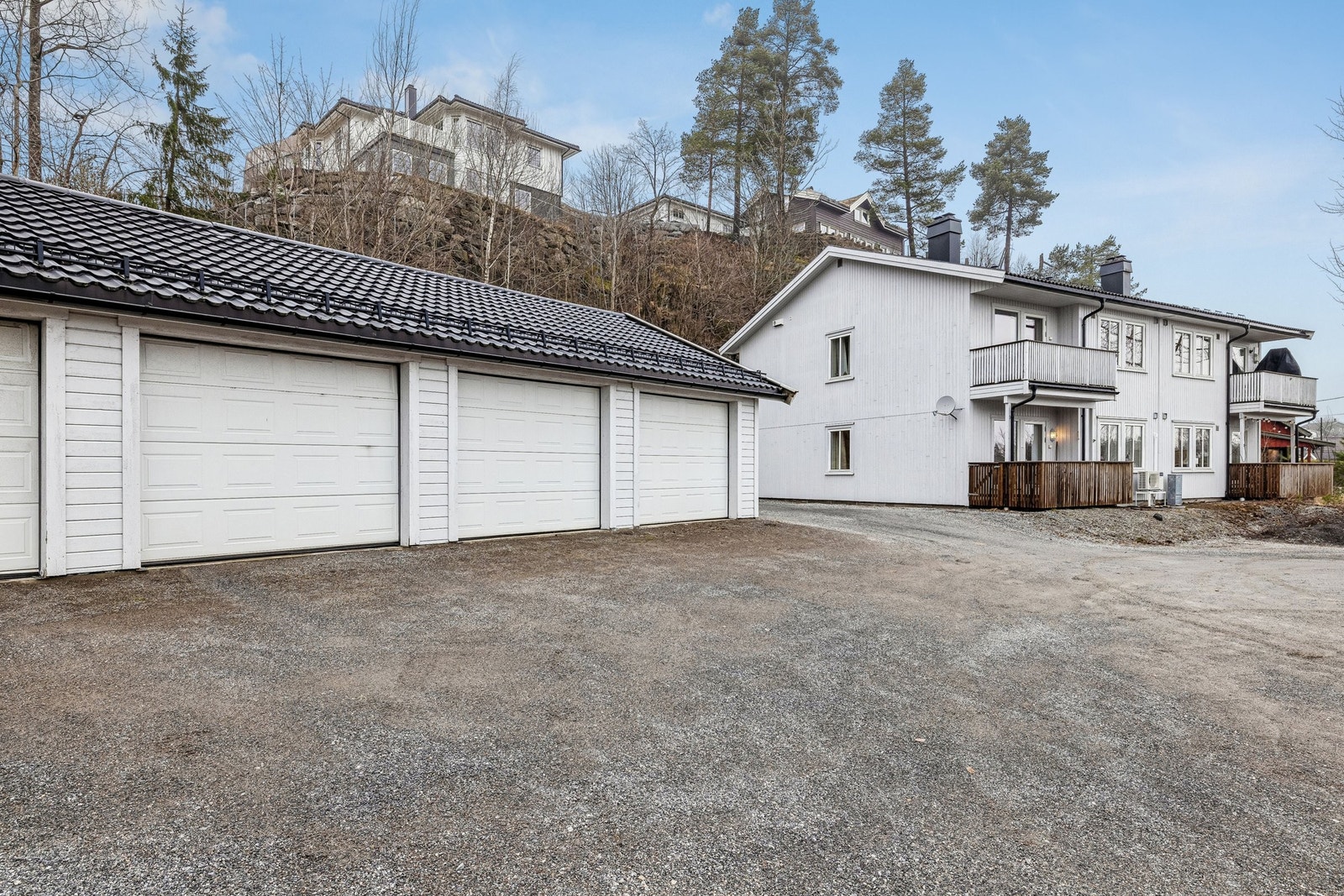 Garasjerekke og mange p-plasser ute. Galleribilde