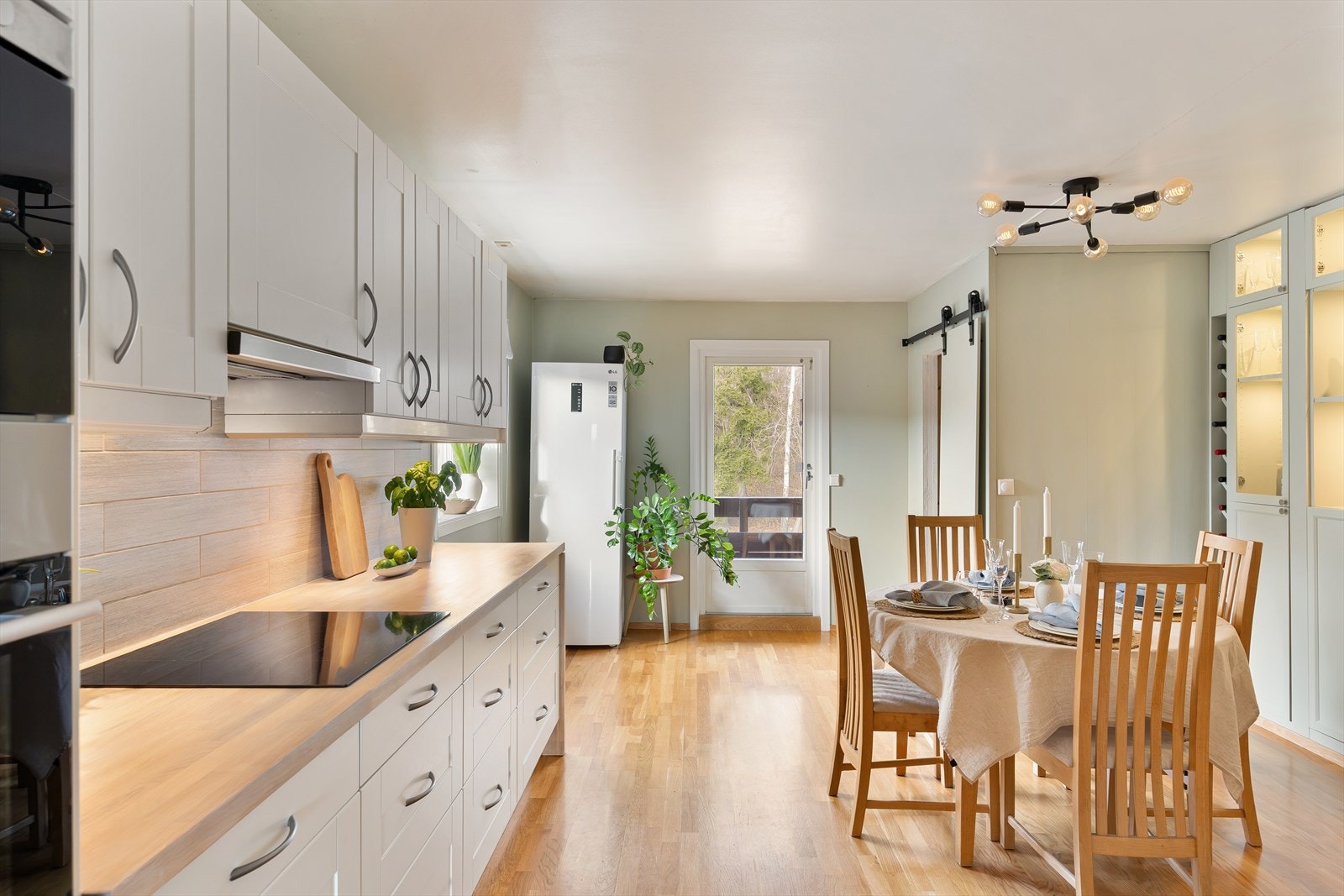 Et sosialt kjøkken med plass til å invitere venner og familie til en hyggelig middag! Galleribilde