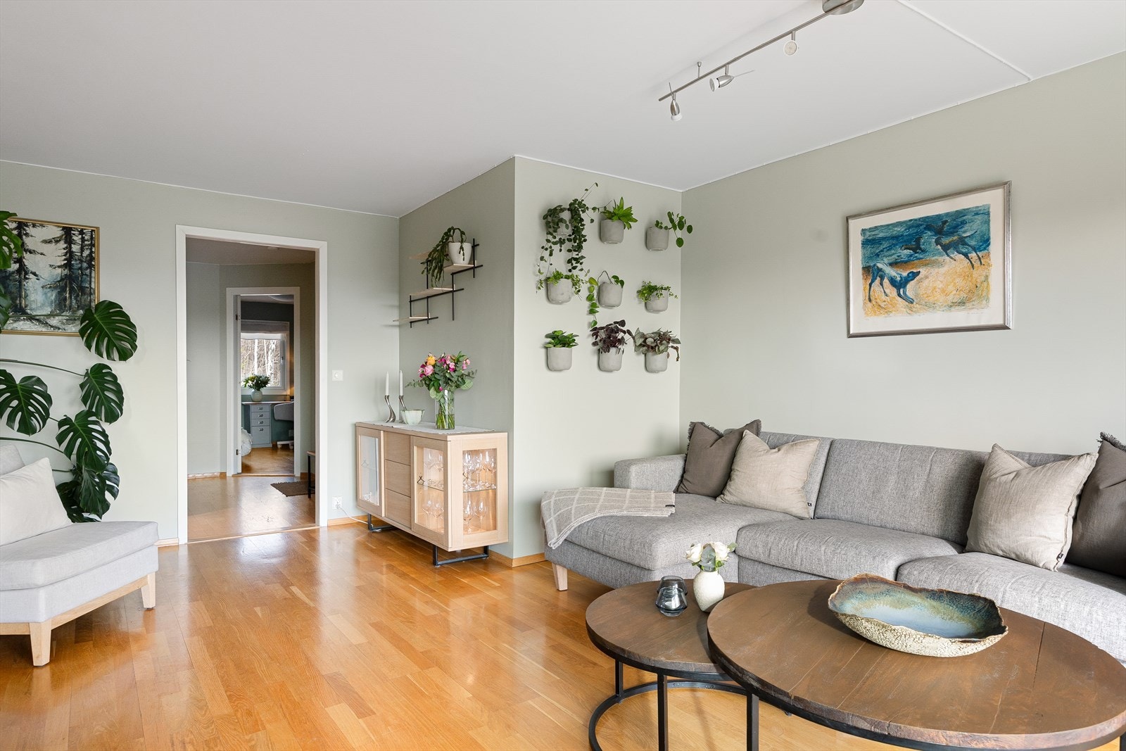 Stuen har en fin planløsning med plass til sofa, TV-møbler og øvrig møblement. Galleribilde