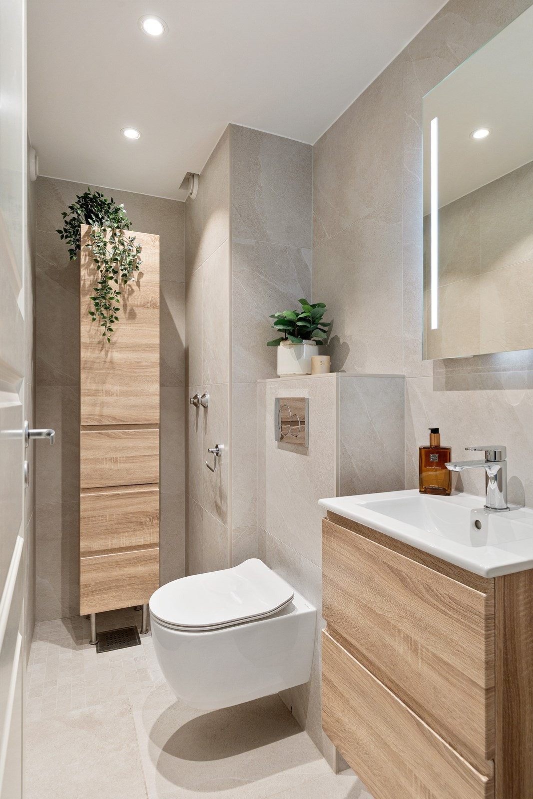 Delikat bad fra 2023 tilknyttet entréen med lekker innredning, behagelig gulvvarme og downlights i taket. Det er opplegg for dusjsone på badet. Galleribilde