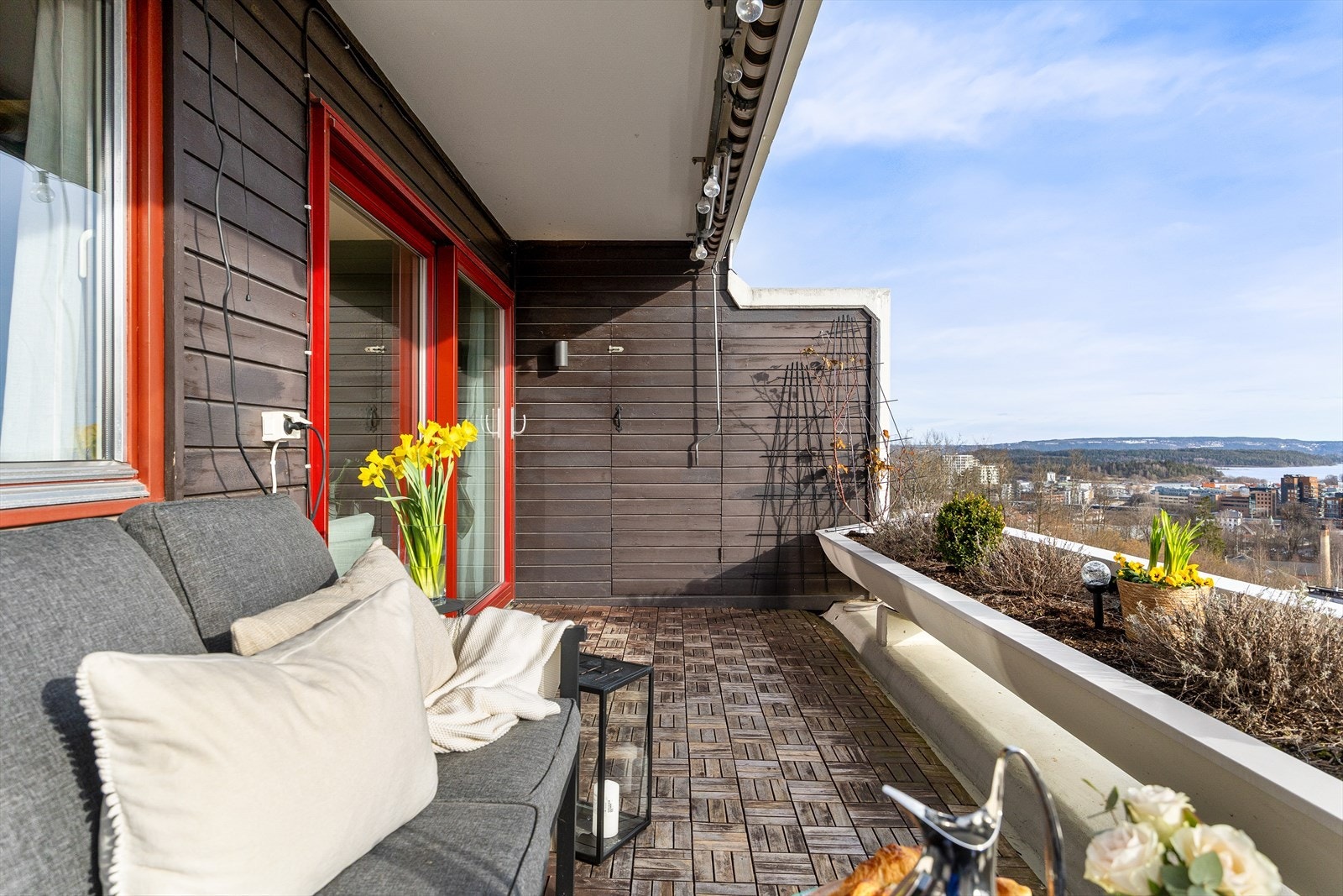 Flott, vestvendt balkong på ca. 12 m². Det er også tilgang til en praktisk utvendig bod. Galleribilde