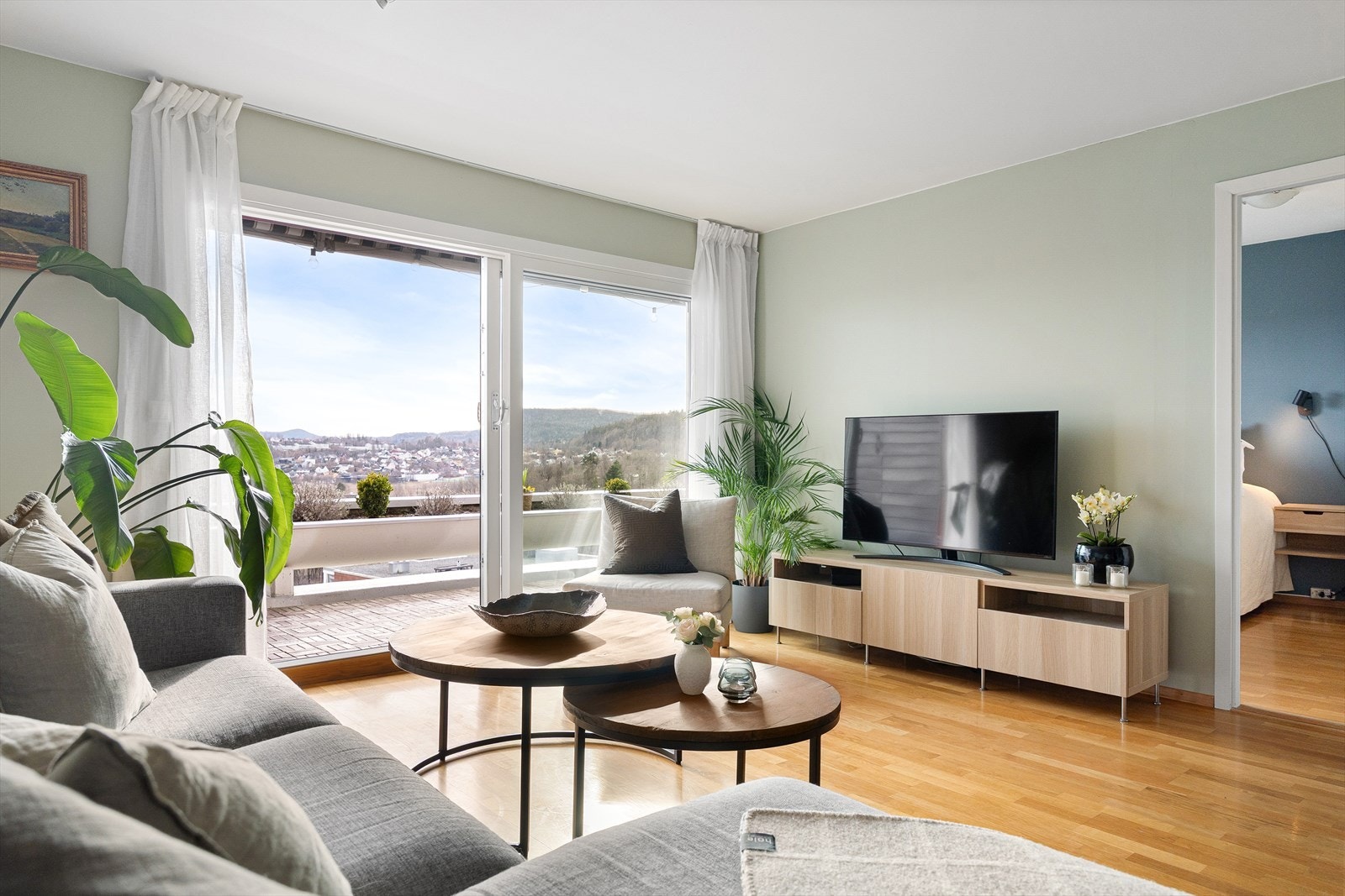 Vindusflater fra gulv til tak gir et fantastisk lysinnslipp og hyggelig utsikt. Galleribilde