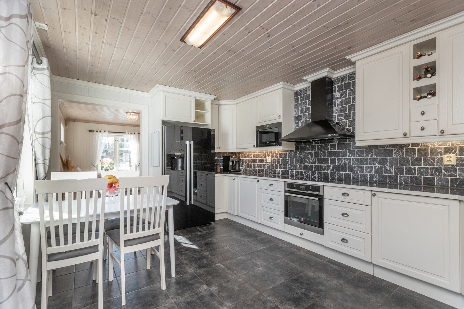 Kjøkken i 1. etasje i hovedbolig Galleribilde