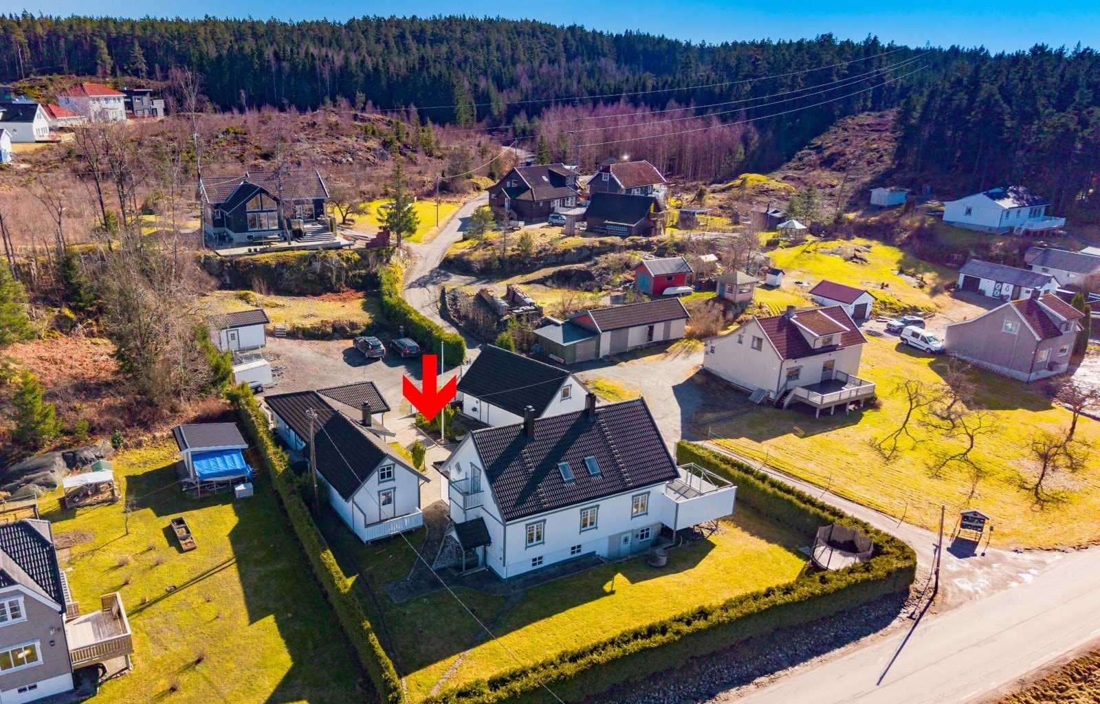 2 hus, dobbelgarasje, enkelgarasje og stor tomt Galleribilde