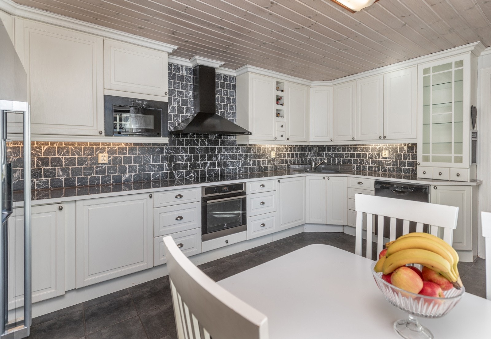 Kjøkken i 1. etasje i hovedbolig Galleribilde