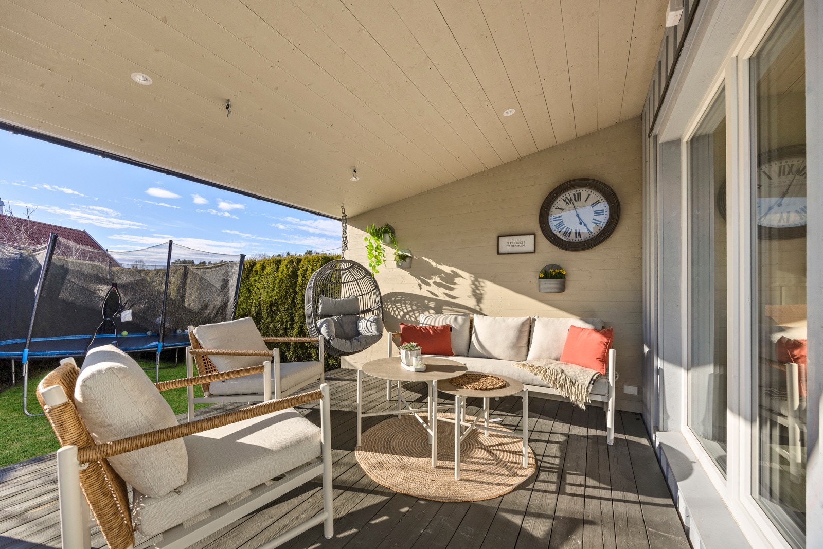 Overbygd solterrasse - ly for regnet, men full av solskinn og hygge Galleribilde