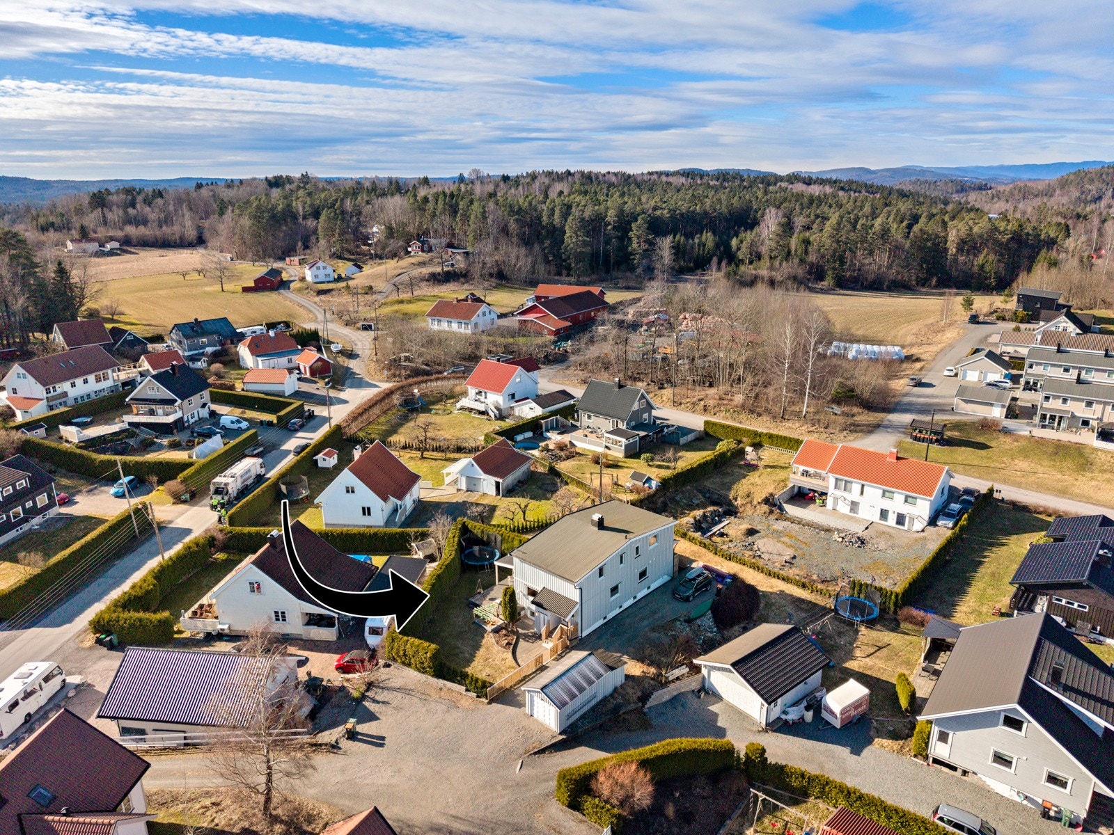 For friluftsliv og rekreasjon finnes flotte turområder i umiddelbar nærhet, inkludert lysløype, Lundedalen og kyststier. Det er kort vei til sjøen med flere offentlige badestrender, småbåthavner, skjærgård og gode fiskemuligheter. Galleribilde