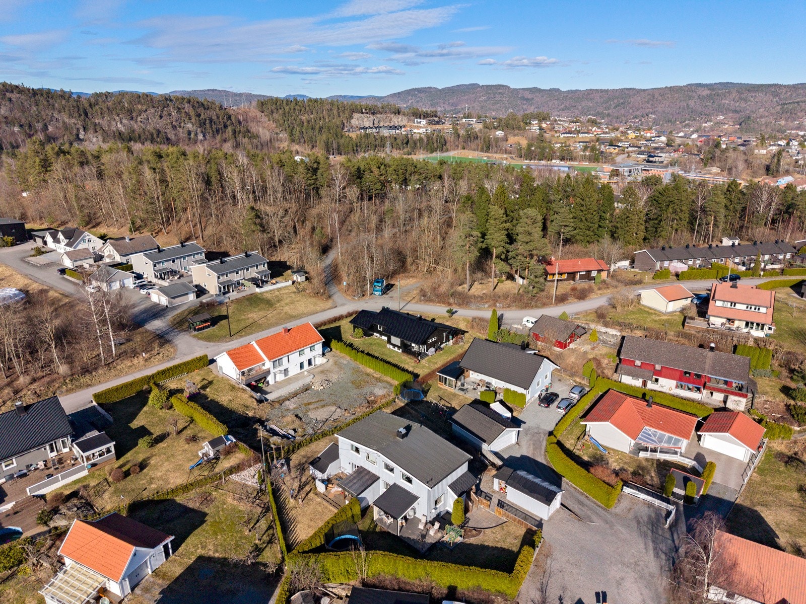 Rett ved ligger Hei Idrettsforening med tilbud som fotballbaner, idrettshall, svømmehall og skiaktivitet om vinteren. Galleribilde
