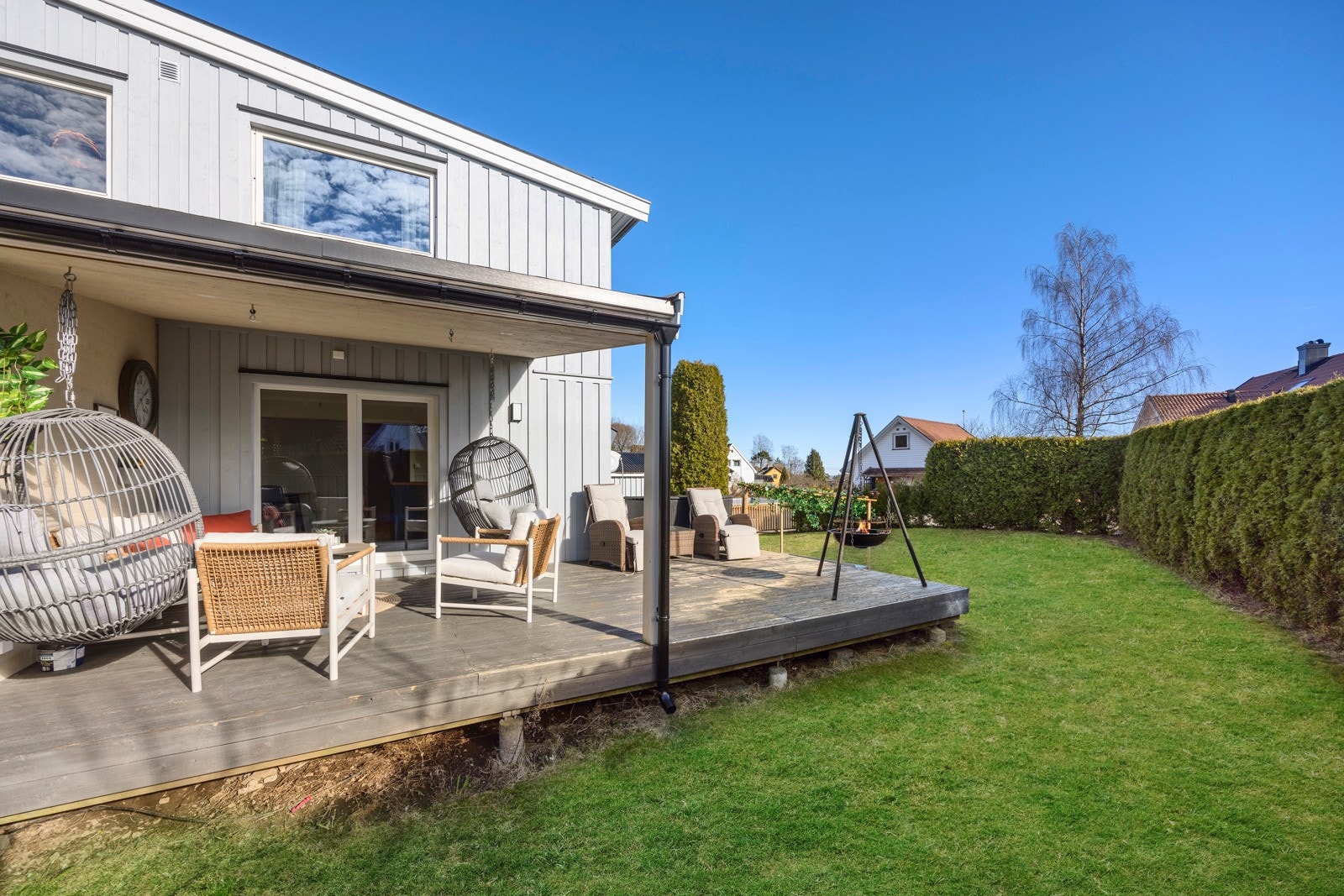 Solrik terrasse med overbygg - nyter solen samtidig som den beskytter mot regn Galleribilde