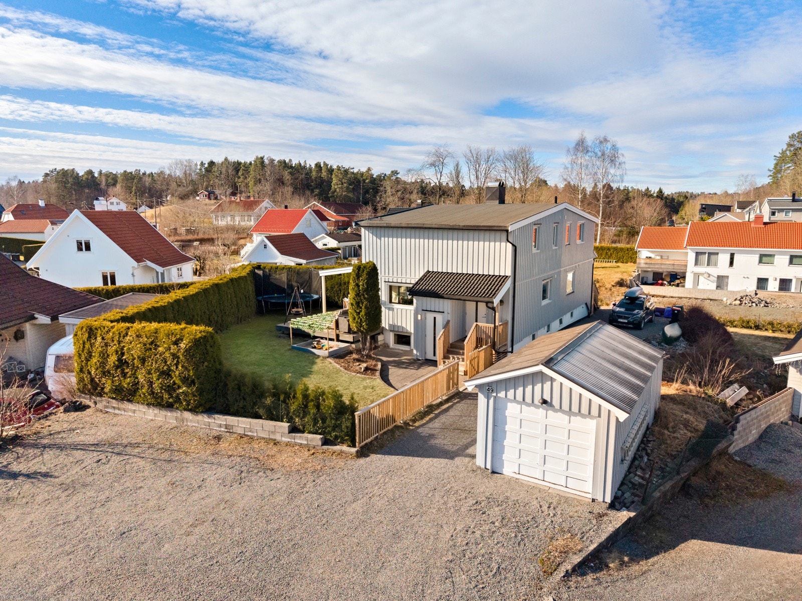 Eiendommen har en eldre garasje samt rikelig med parkeringsmuligheter på egen tomt. Galleribilde