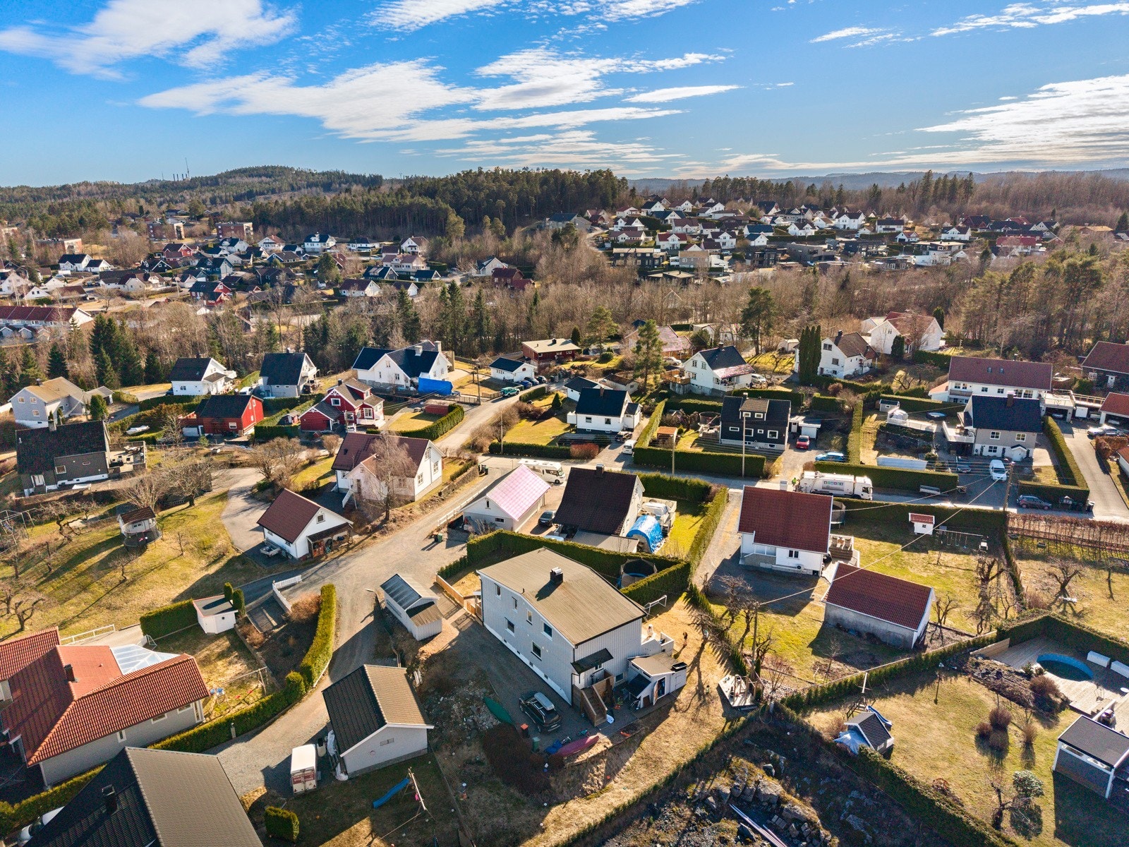 Boligen ligger attraktivt til på Grava på Heistad, i et rolig, etablert og barnevennlig boligområde - ett av de mest etterspurte områdene i Porsgrunn. Her har du gangavstand til Heistad barneskole og ungdomsskole, samt flere barnehager. Galleribilde