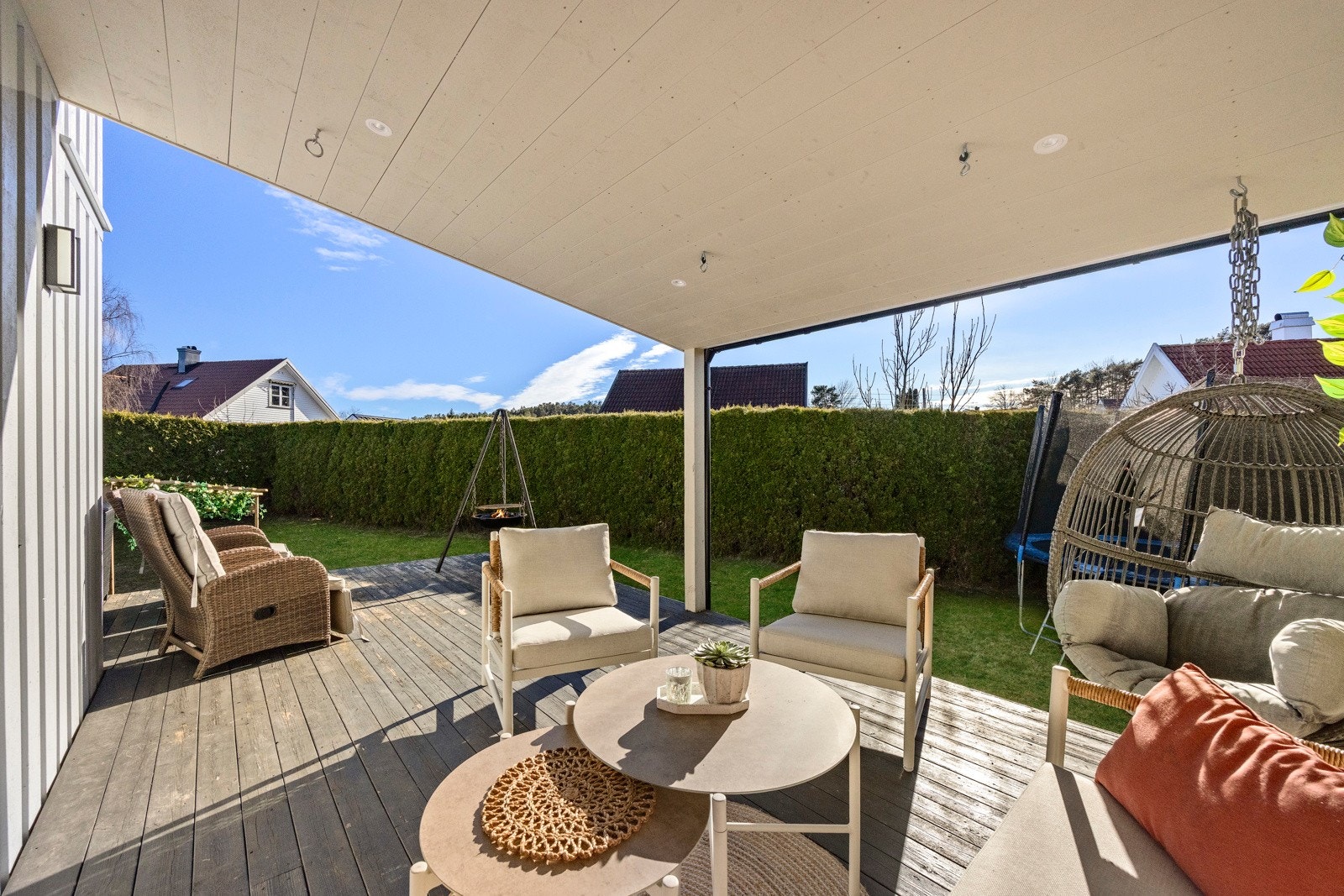 Koselig solrik terrasse med overbygg - perfekt for solfylte dager og regnvær alikevel Galleribilde