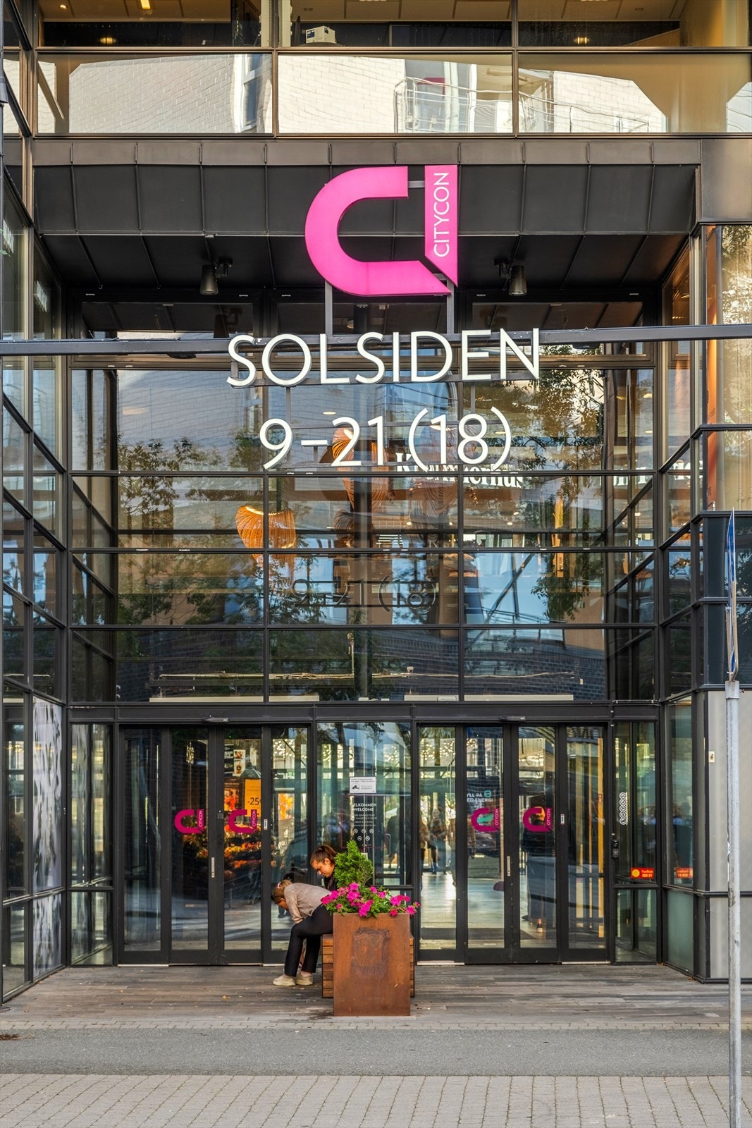 En kort gåtur unna ligger Solsiden kjøpesenter med et godt utvalg av butikker, restauranter, uteplasser mm. Galleribilde