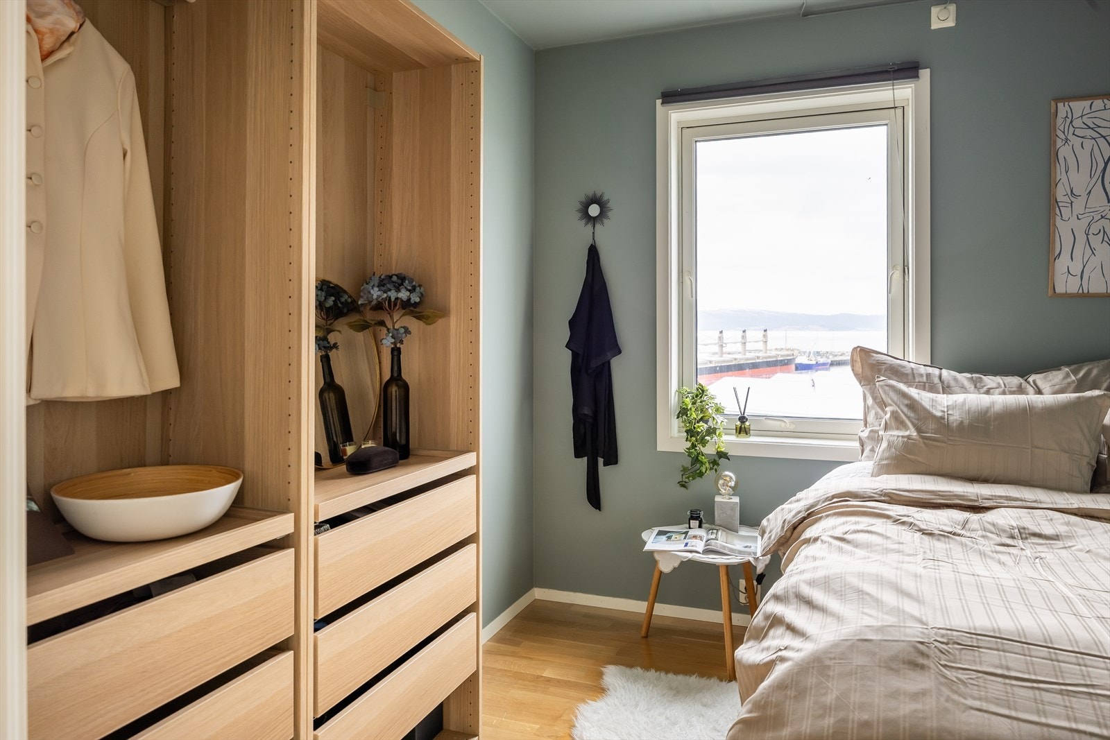 Her er det god plass til ønsket sengestørrelse og tilhørende møblement. Galleribilde
