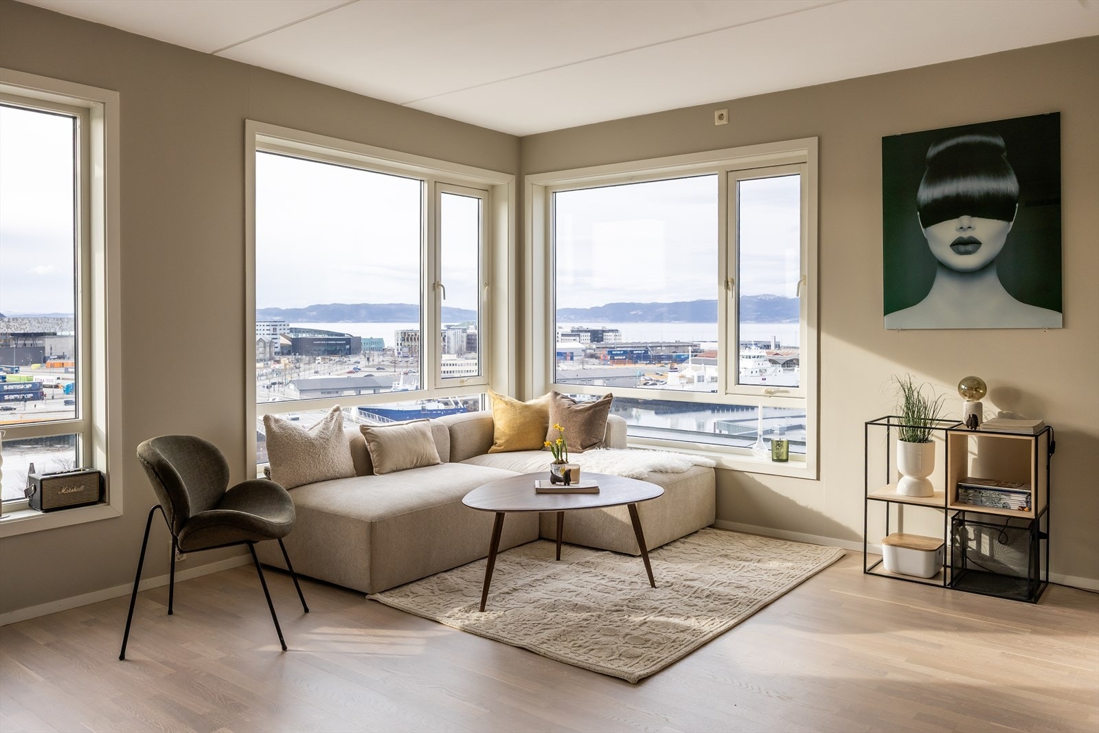 Det er mye inkludert i de månedelig felleskostnadene som TV/internett, fjernvarme, velforening, dugnad, og diverse vedlikehold/drift iht. regnskap. Galleribilde