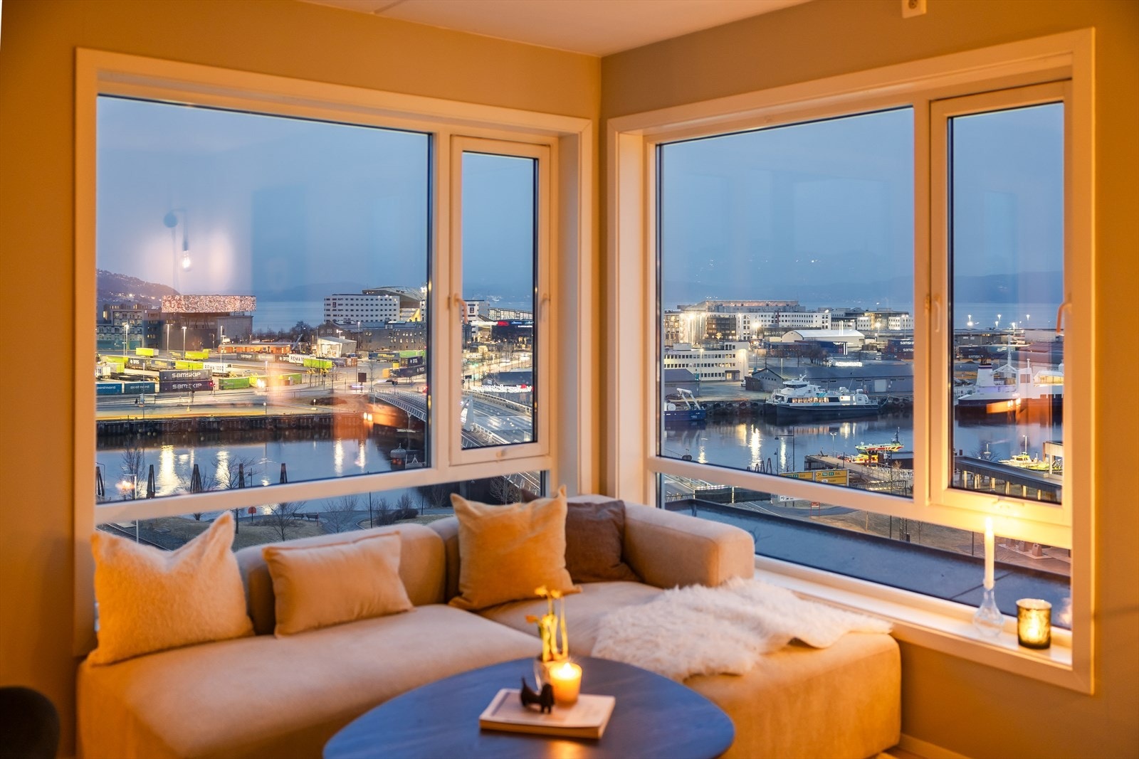 Leiligheten har hjørnebeliggenhet og rause vindusflater. Den åpne stue- og kjøkkenløsningen er på 26 m² og byr på flere møbleringsmuligheter. Foto: Stian Hatling. Galleribilde