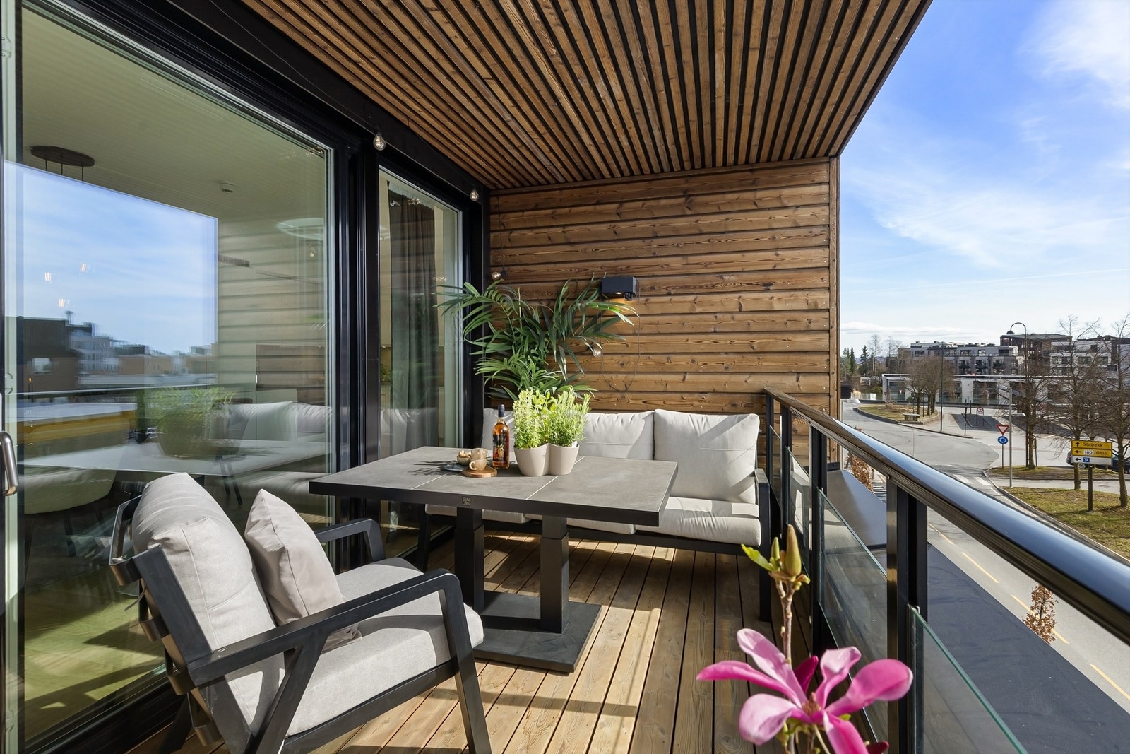 Balkongen har god plass til en sittegruppe og er belagt med terrassebord. Galleribilde