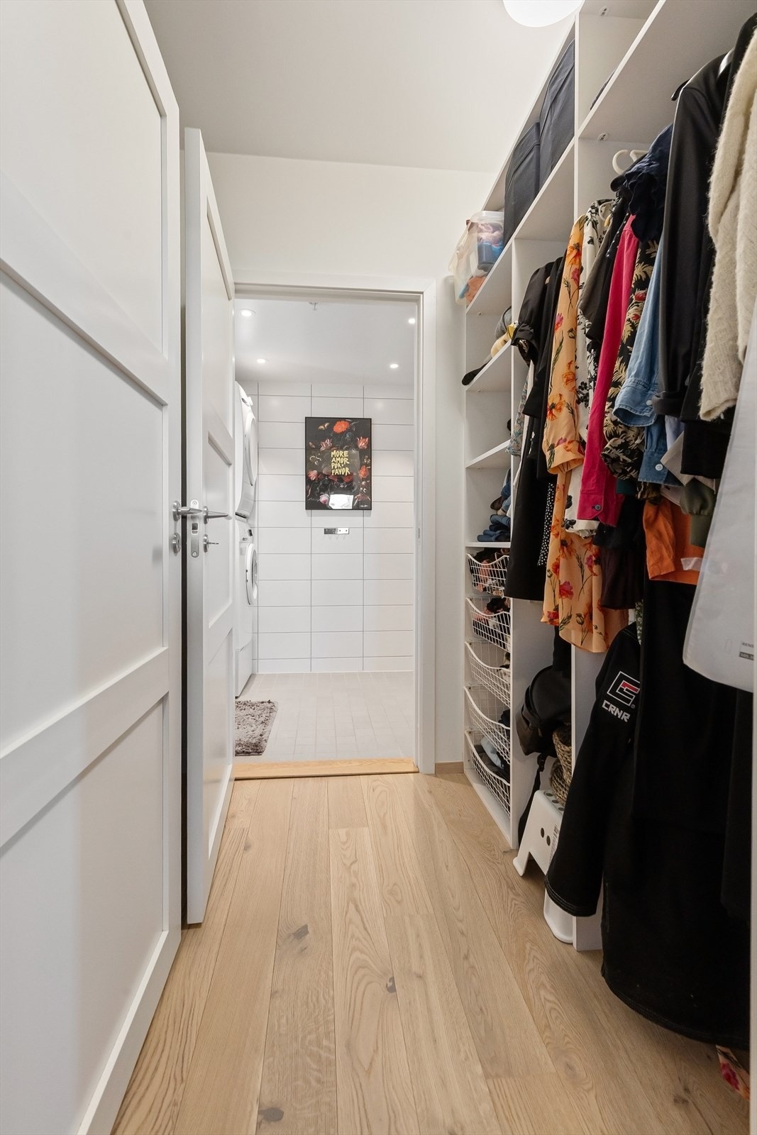 Praktisk garderoberom med åpen løsning som gir god oversikt og tilgang til badet. Galleribilde