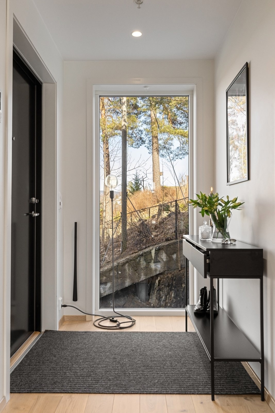 Entréen ønsker velkommen med downlights i himlingen og parkettgulv med elektrisk gulvvarme, som går igjen i de fleste rom. Galleribilde